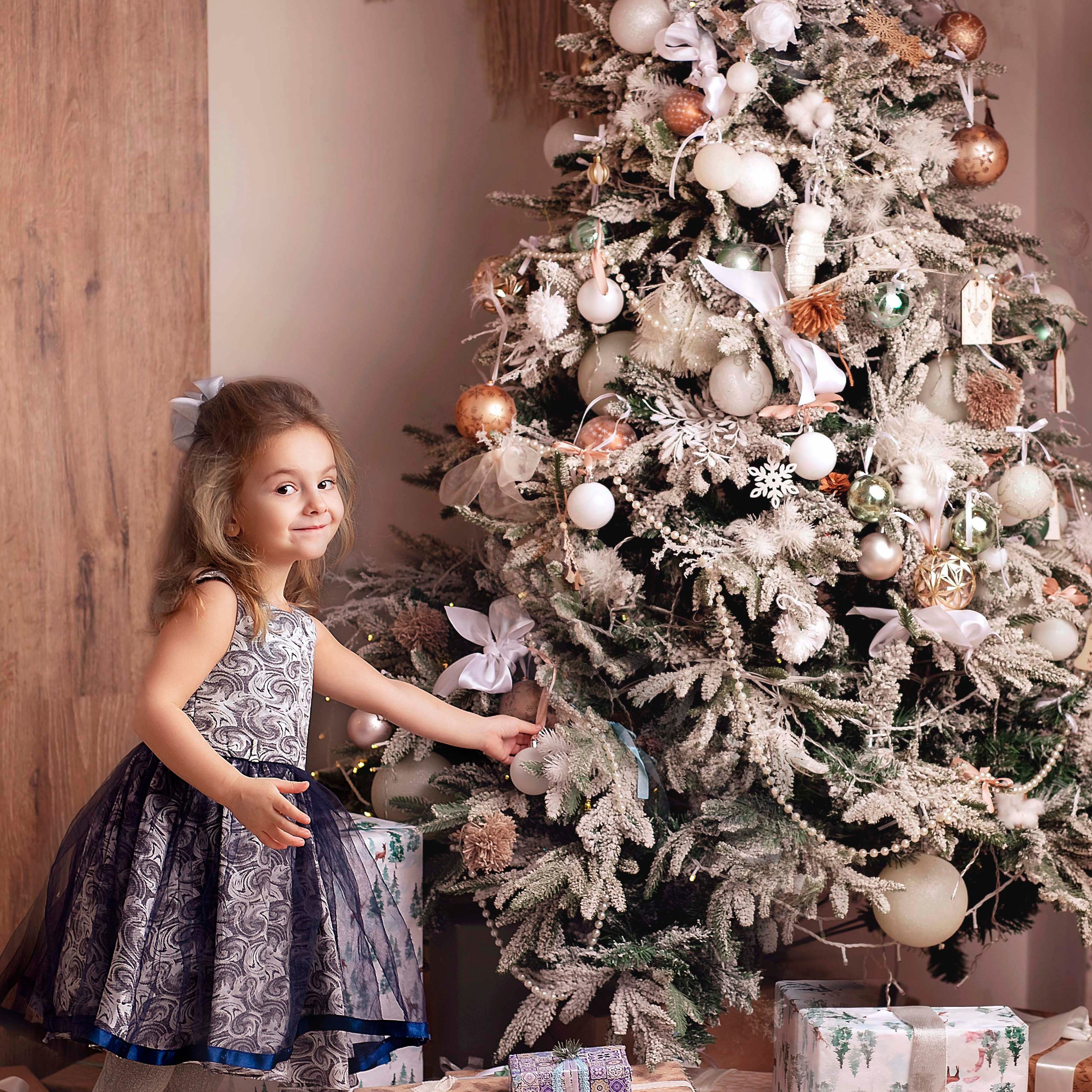 Николь у елки