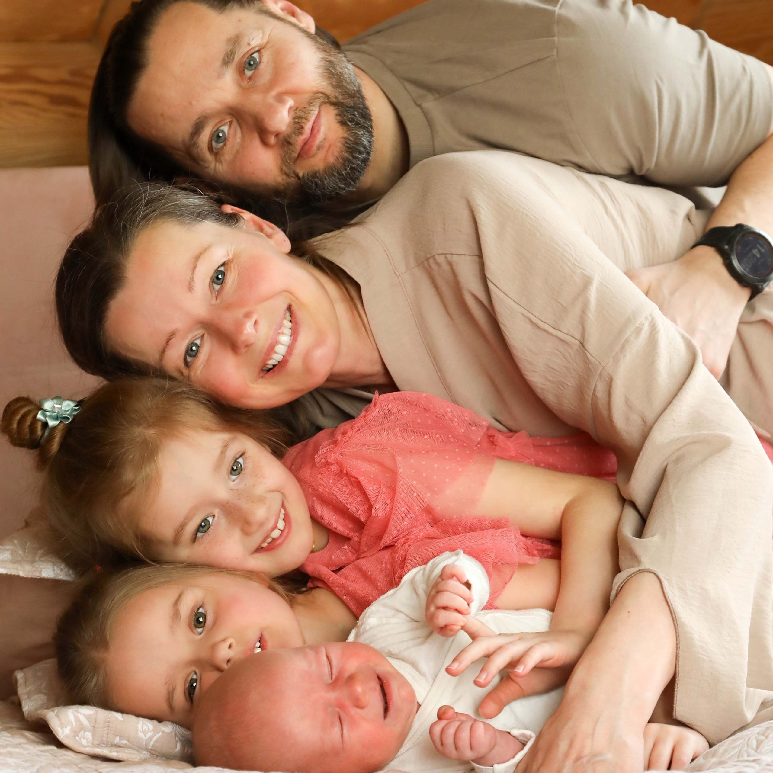 Виктория и&nbsp;Константин с&nbsp;дочками и&nbsp;сыном