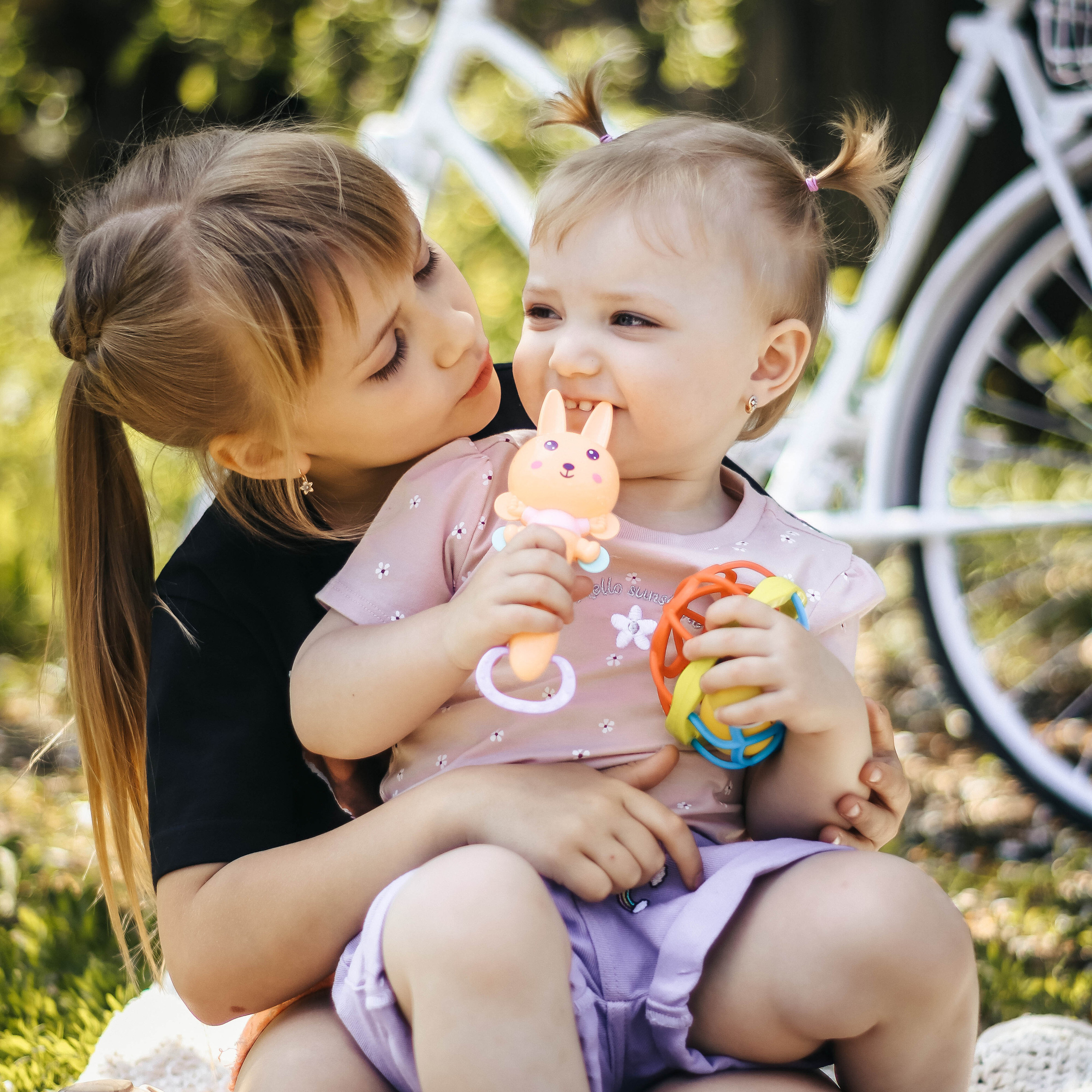 В цветущем саду