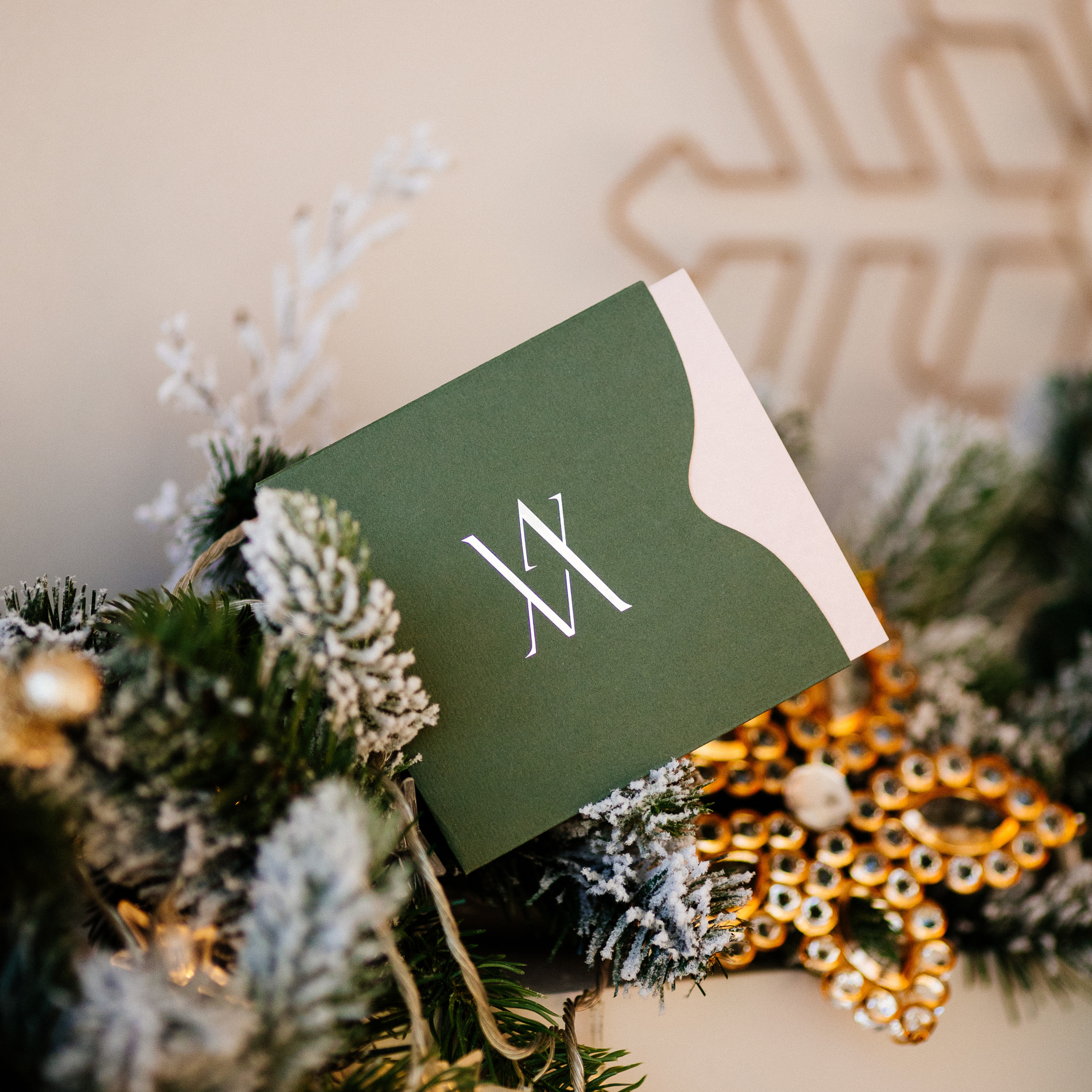 Подарочный сертификат в зеленой упаковке