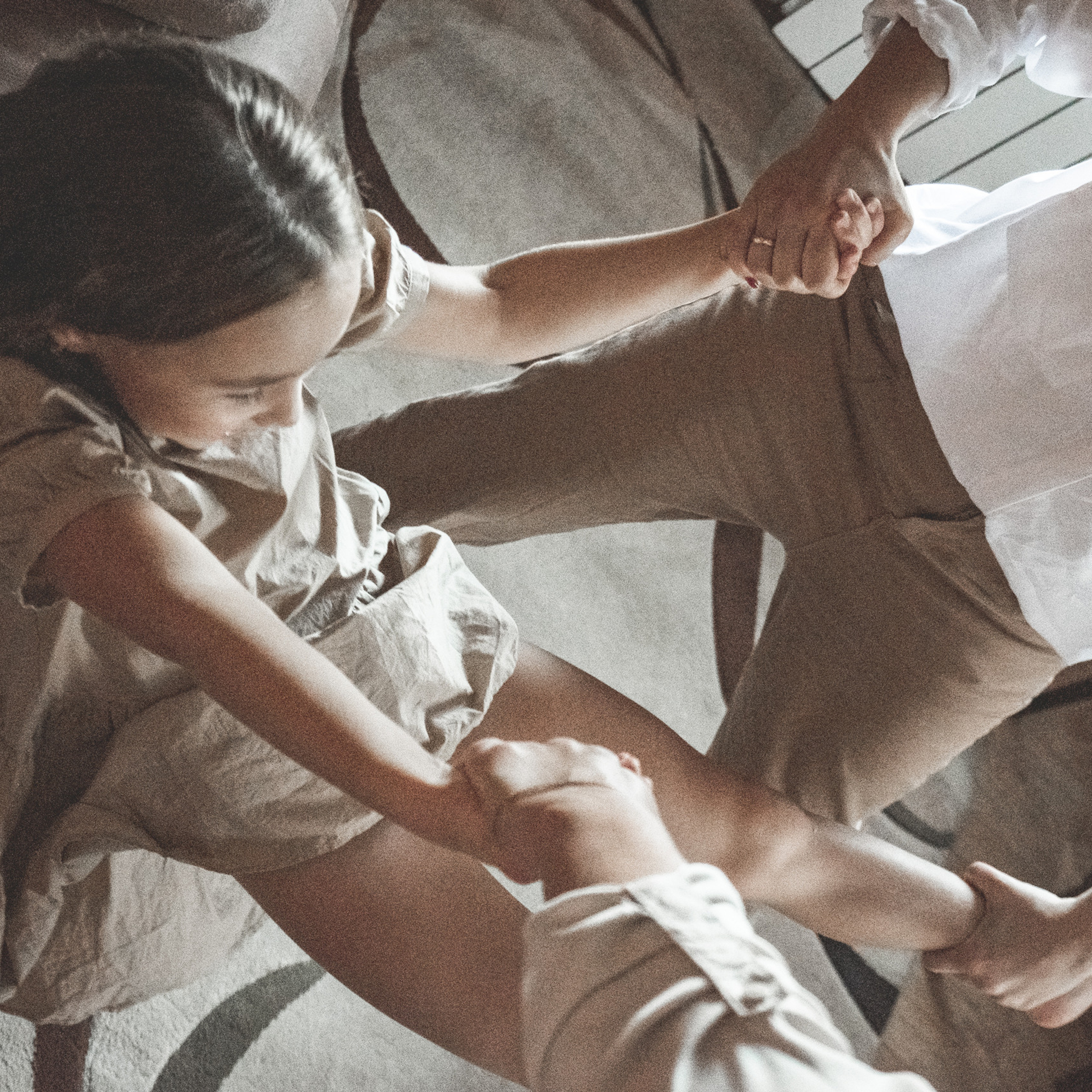 Большая семья дома