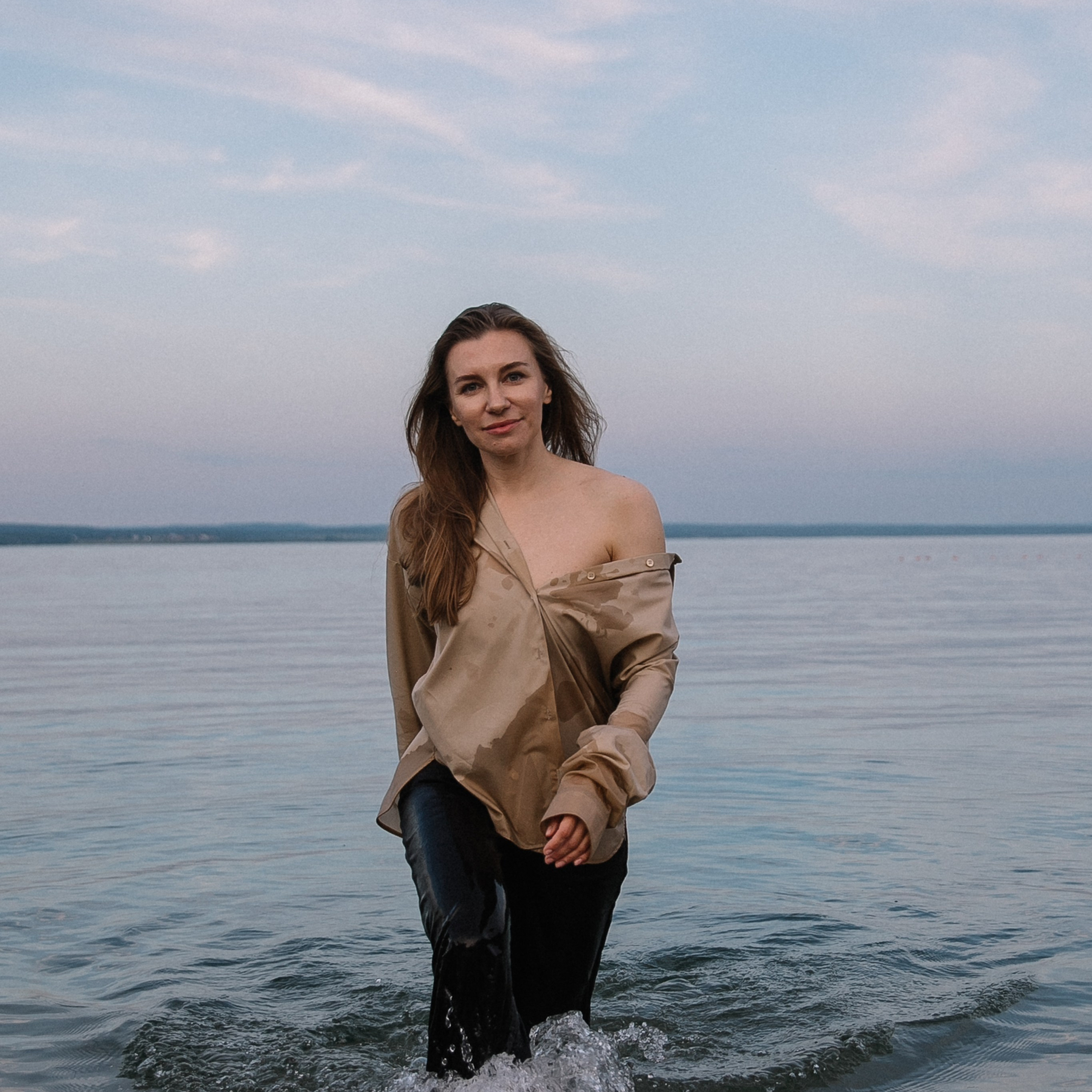 Ксения, на&nbsp;стуле на&nbsp;пляже