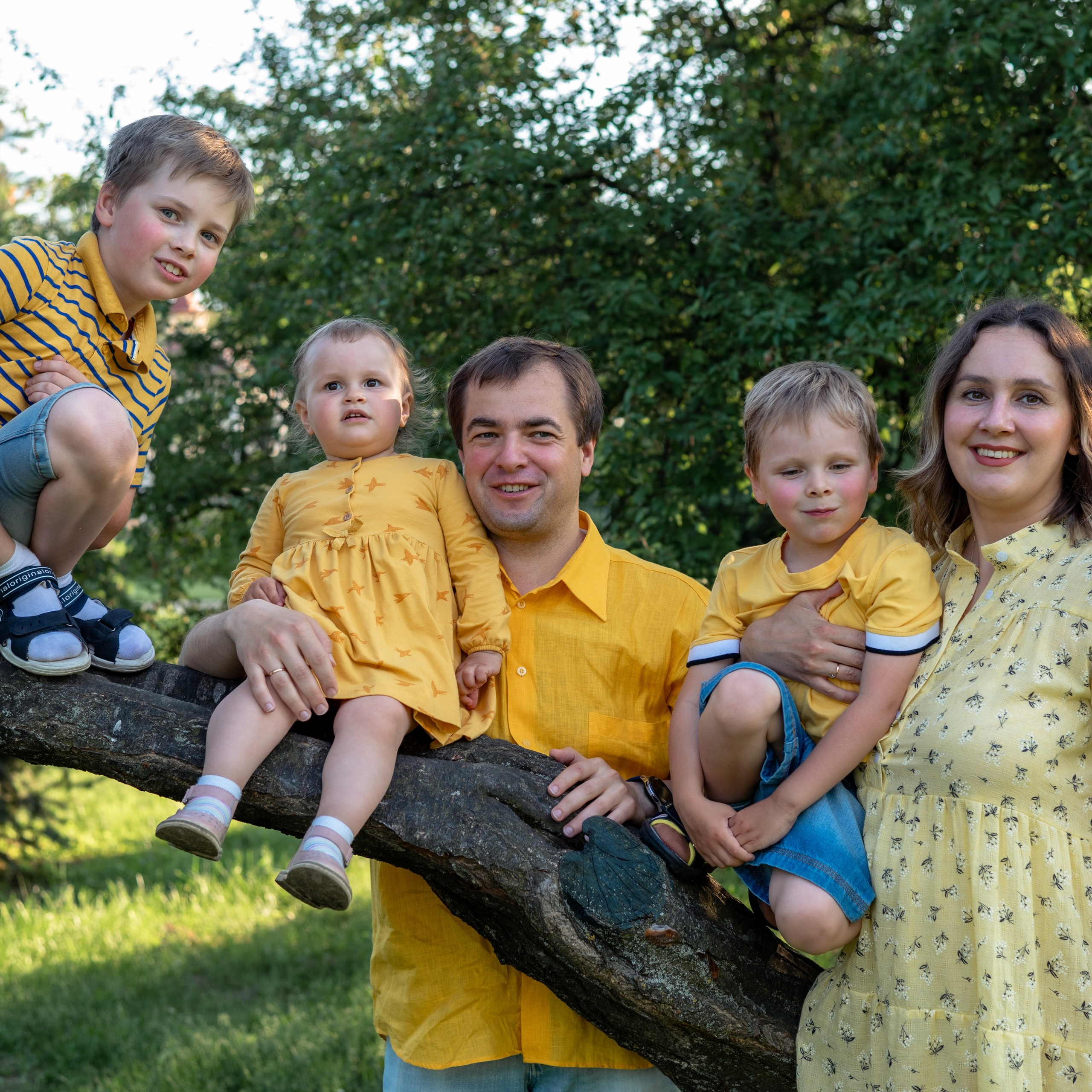 Максим, Алеся и их дети (Кирим, Федя и Зоя)