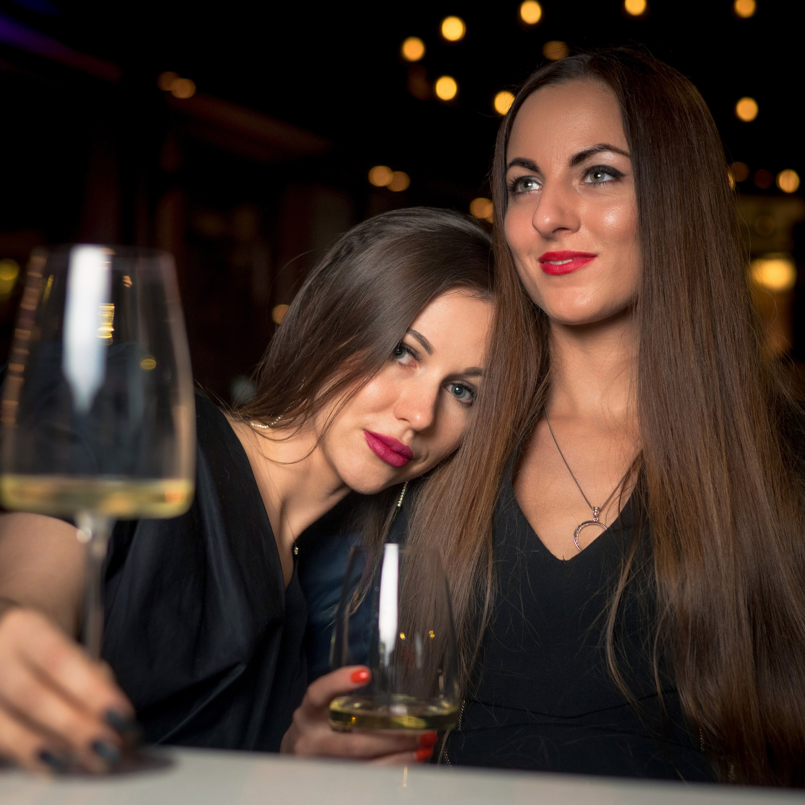 Оля и Юля в кафе «Березка»