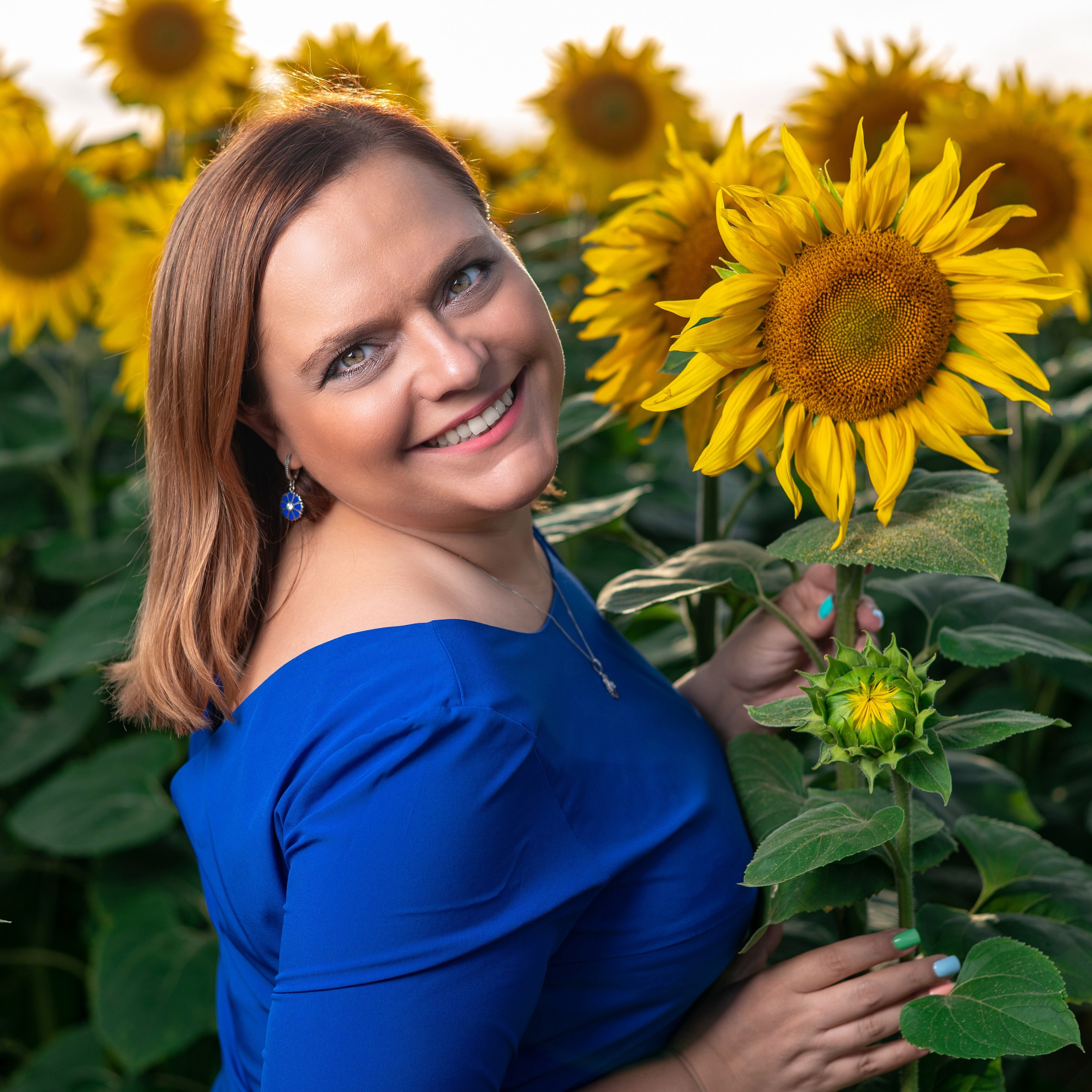 Катя в подсолнухах