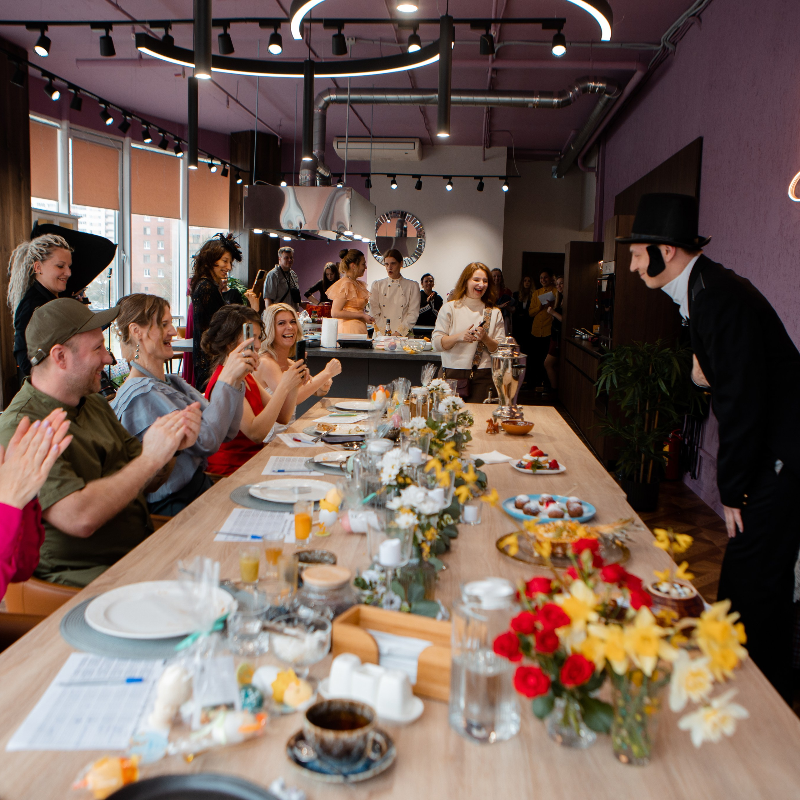 Фотография с кулинарного этапа конкурса "миссис Петергоф. Завтрак в Петергофе. Члены жюри и Пушкин.