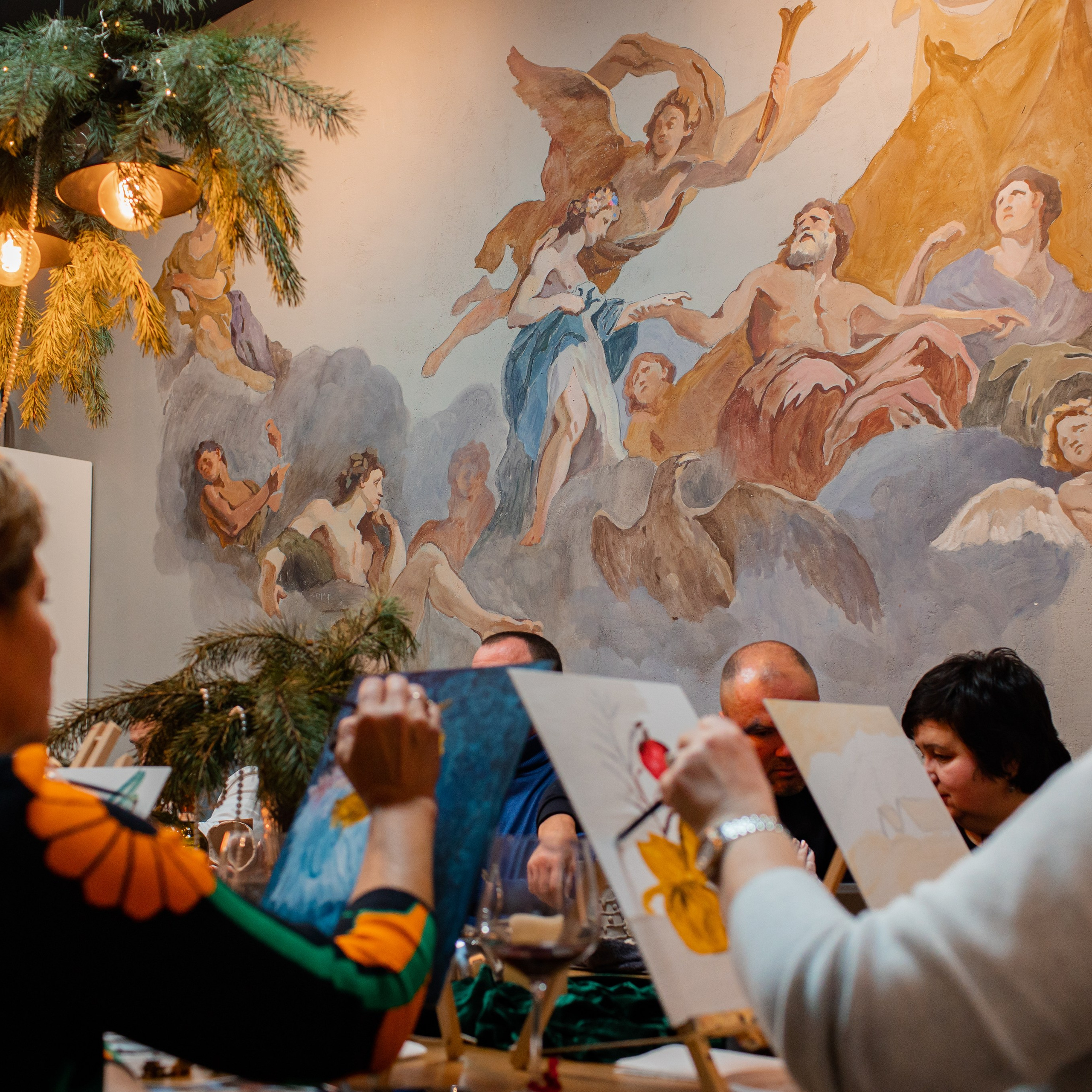 Фотография с дня рождения в студии керамики "Vaza" Санкт-Петербург. На стене фреска.