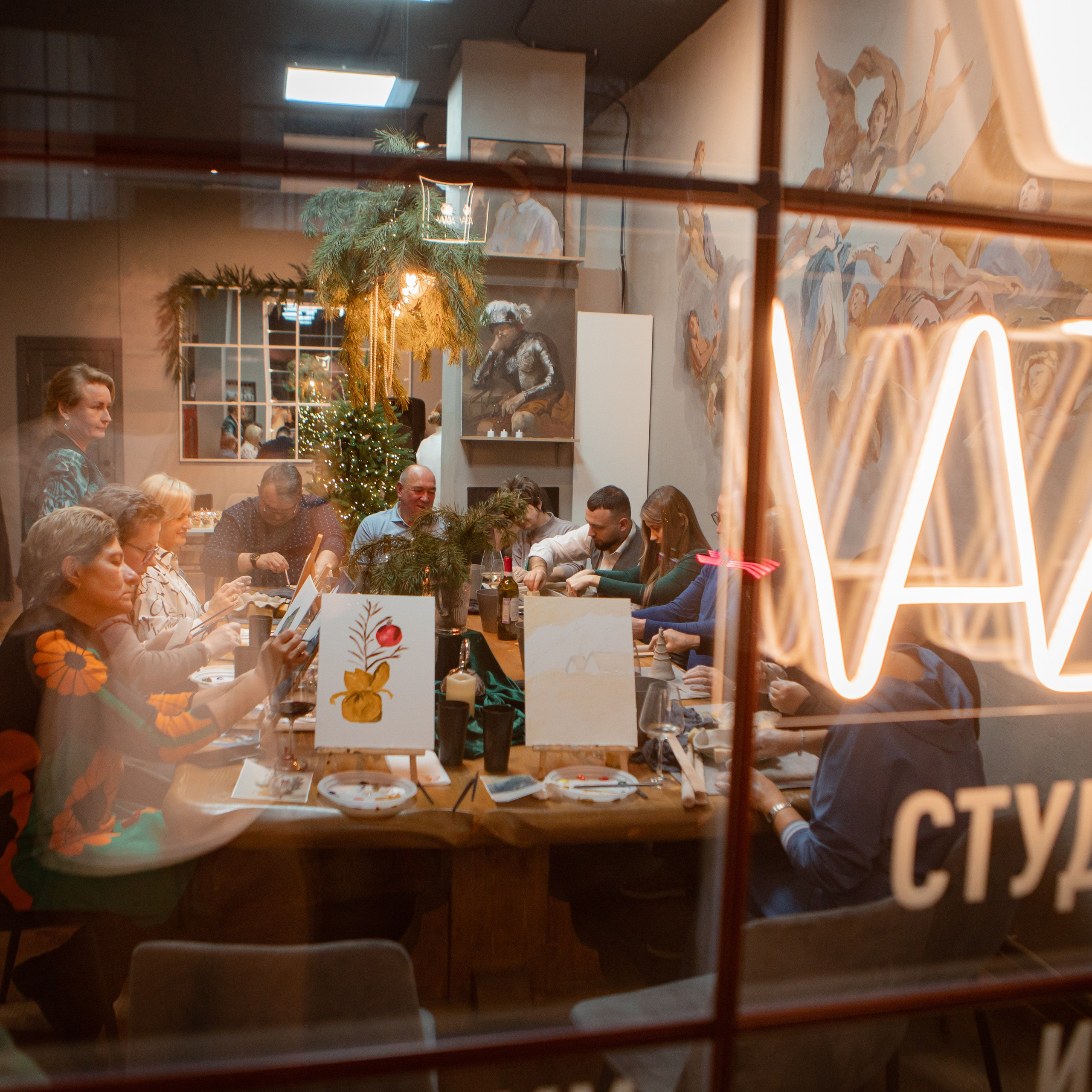 Фотография с дня рождения в студии керамики "Vaza" Санкт-Петербург. На фото красивое окно студии.