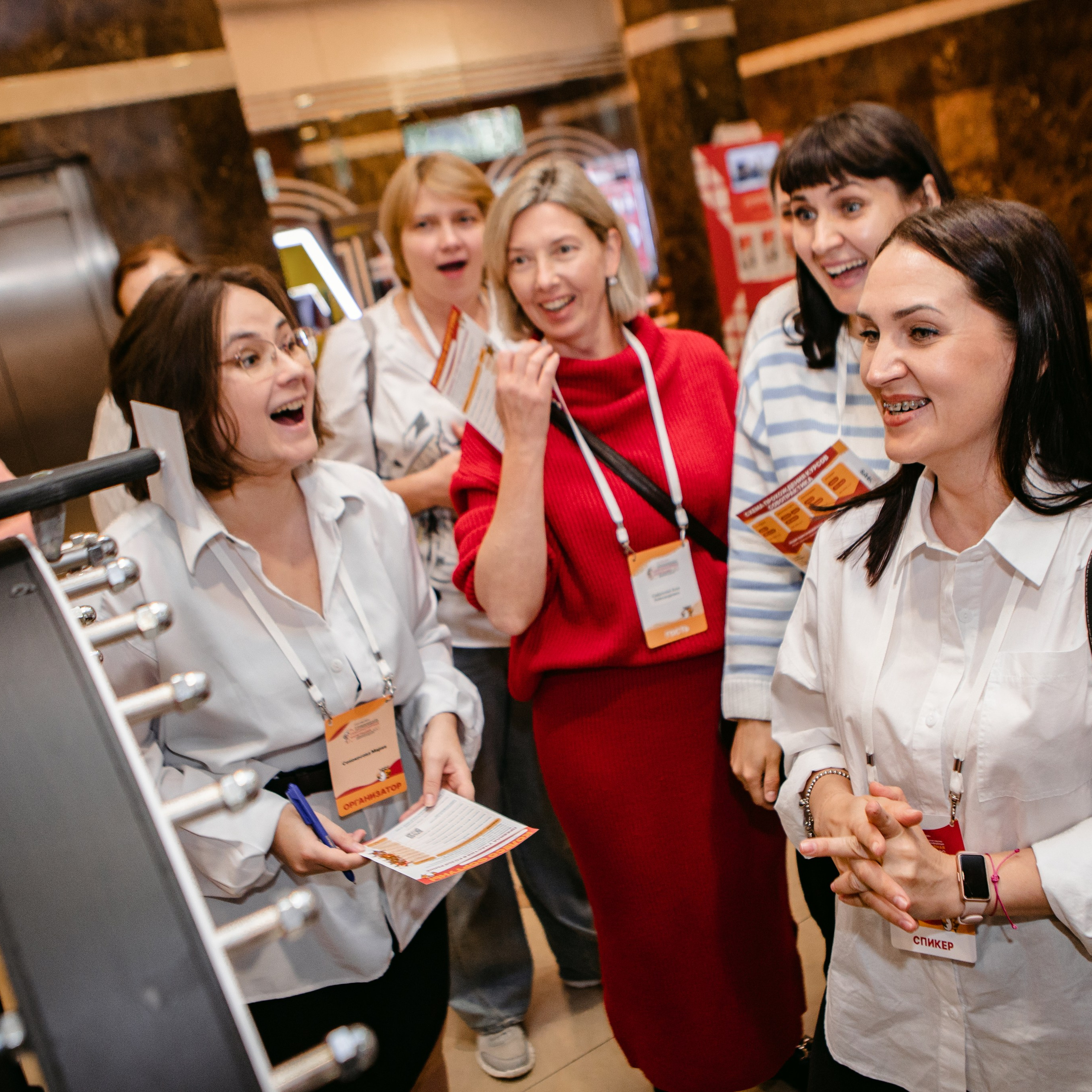 Фото с конференции по сенсомоторной интеграции. Организатор "Сова нянька". Розыгрыш призов.