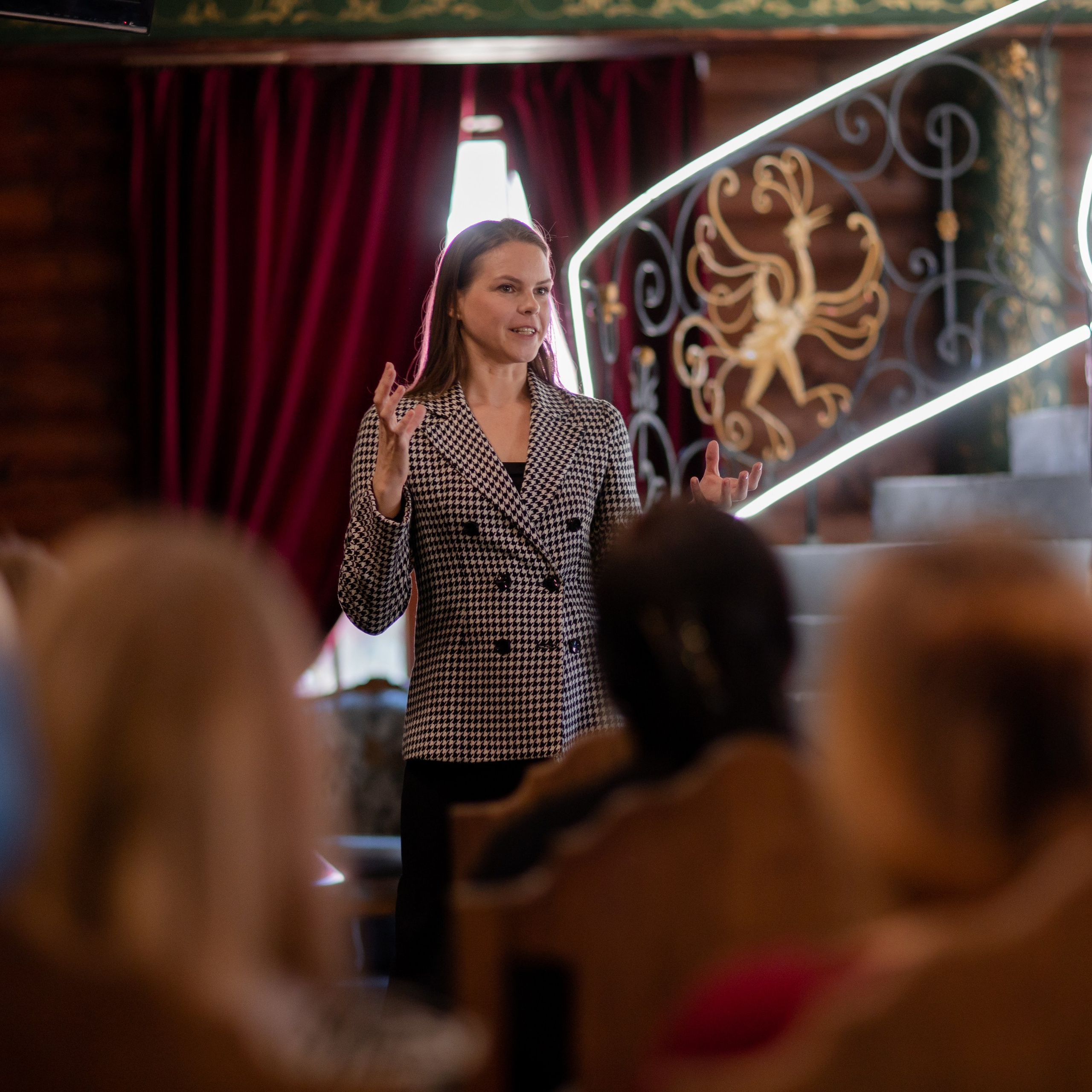 Фото с мастер-класса для участниц конкурса миссис Петергоф. 