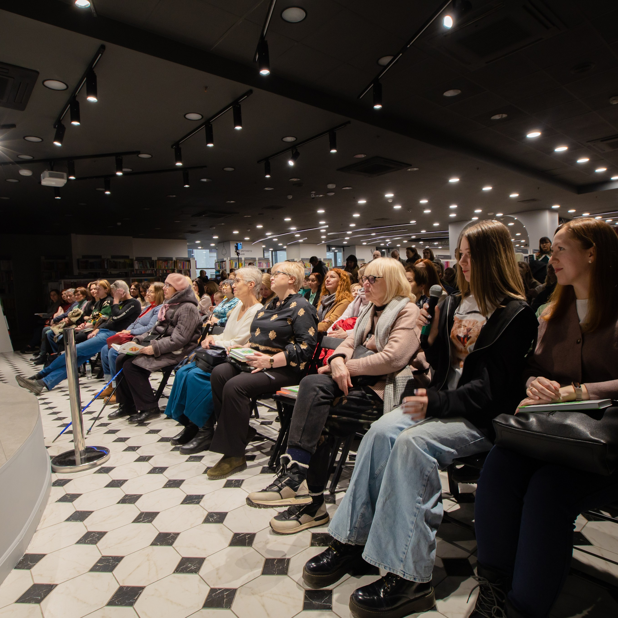 Презентация новой книги Дарьи Савельевой в шоуруме магазина Буквоед. Санкт-Петербург.