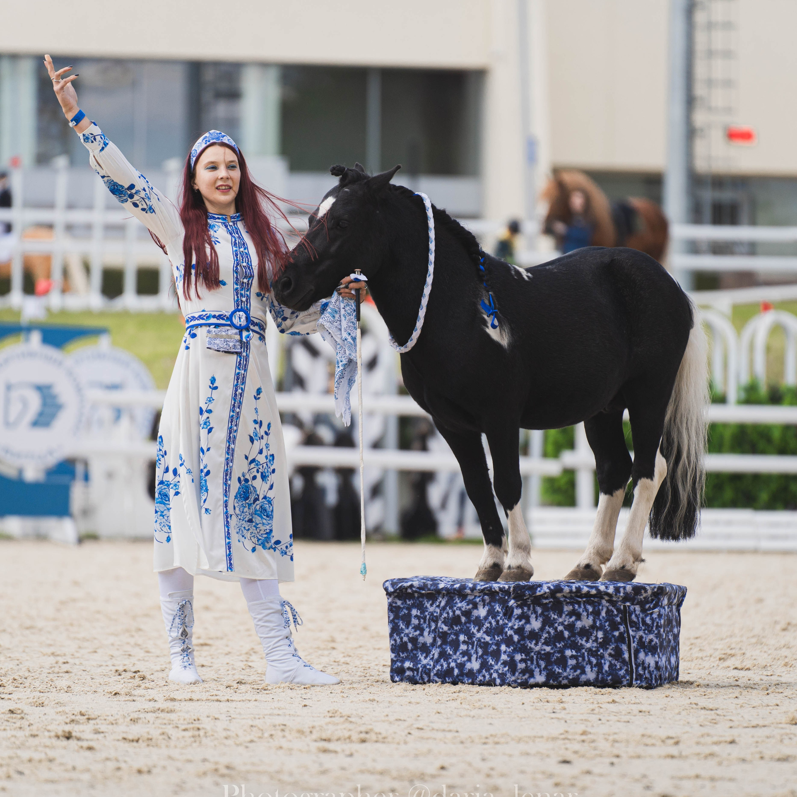 Надежда Волкова и пони Медовик
