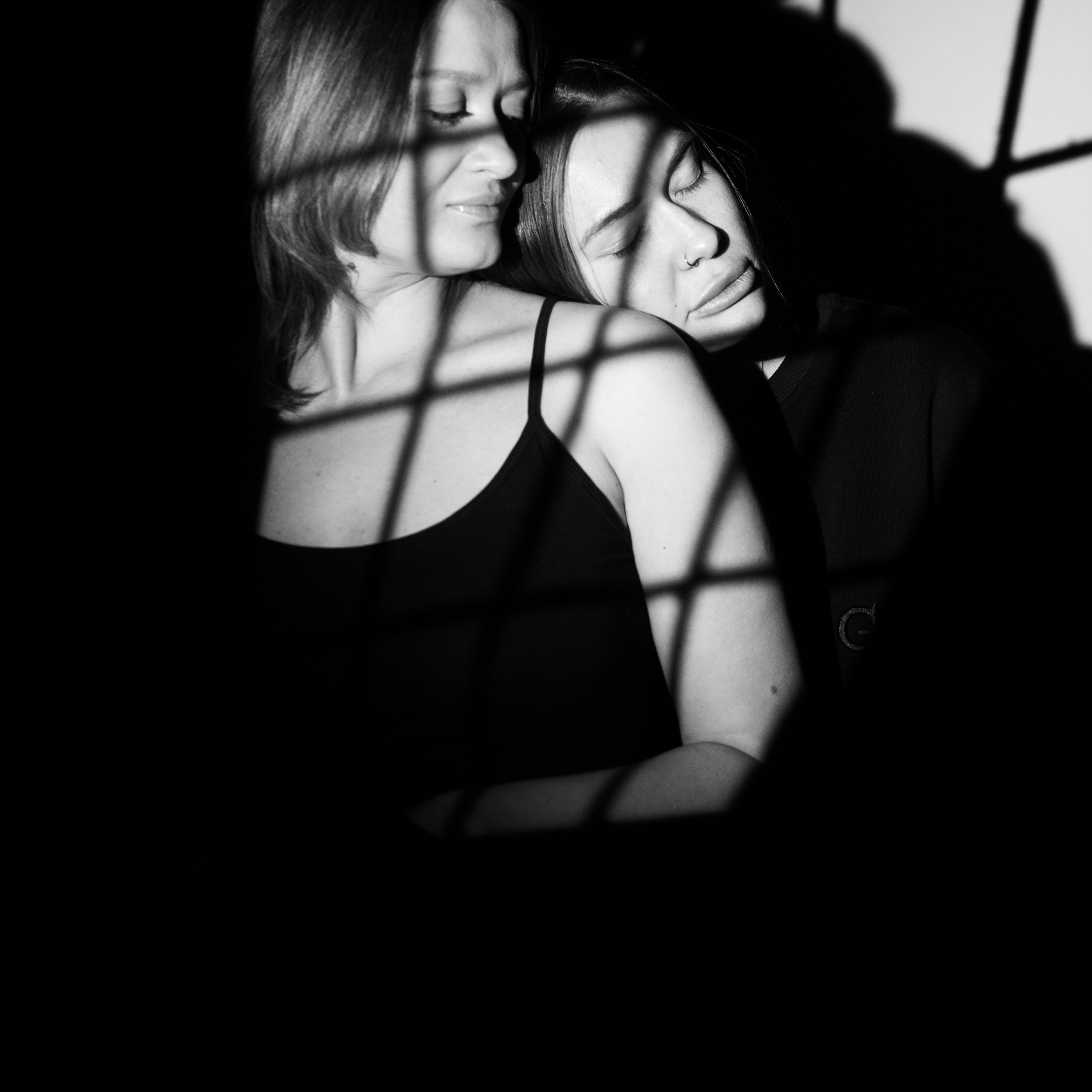 Даша и Оля (ч/б)