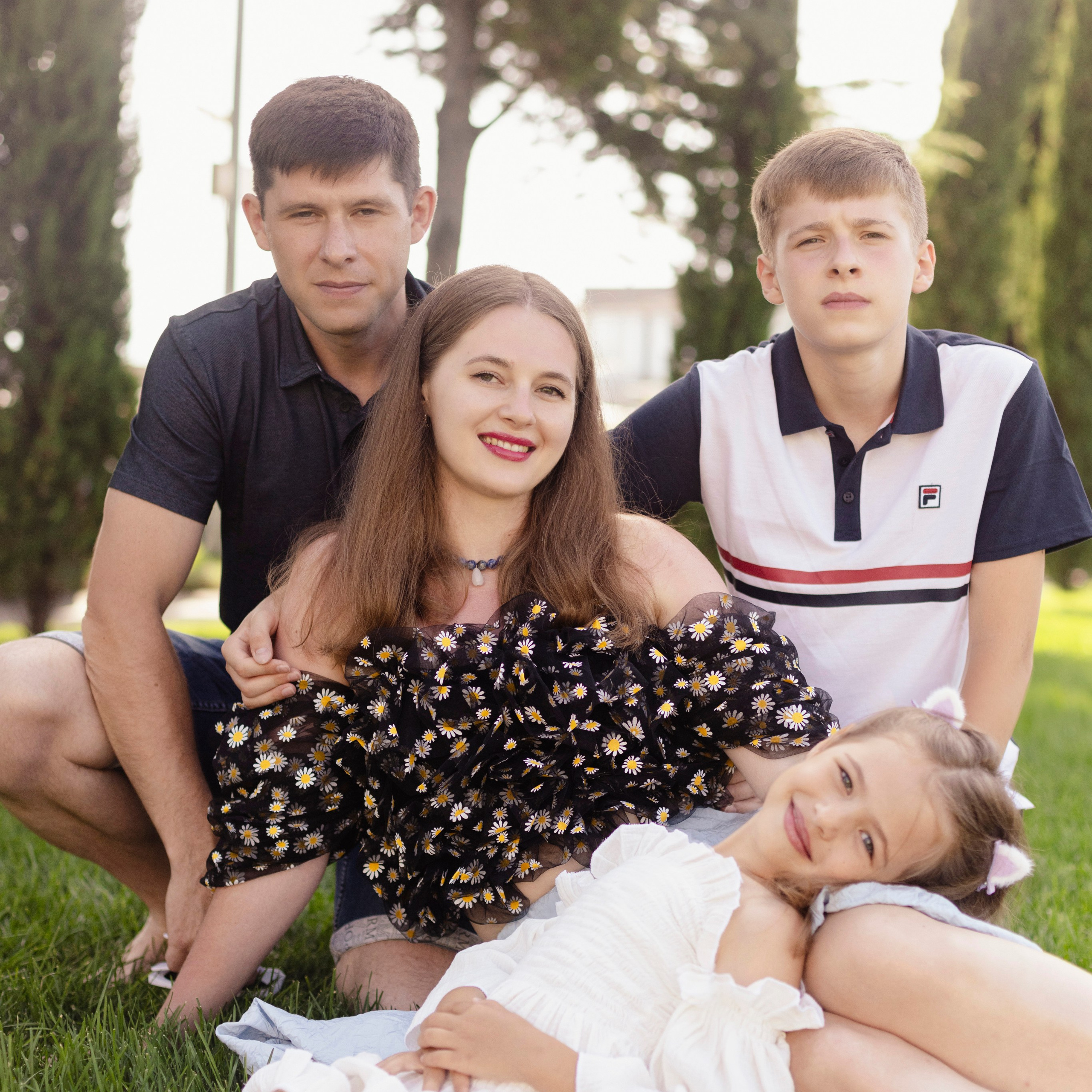 Радостные моменты в тени кипарисов