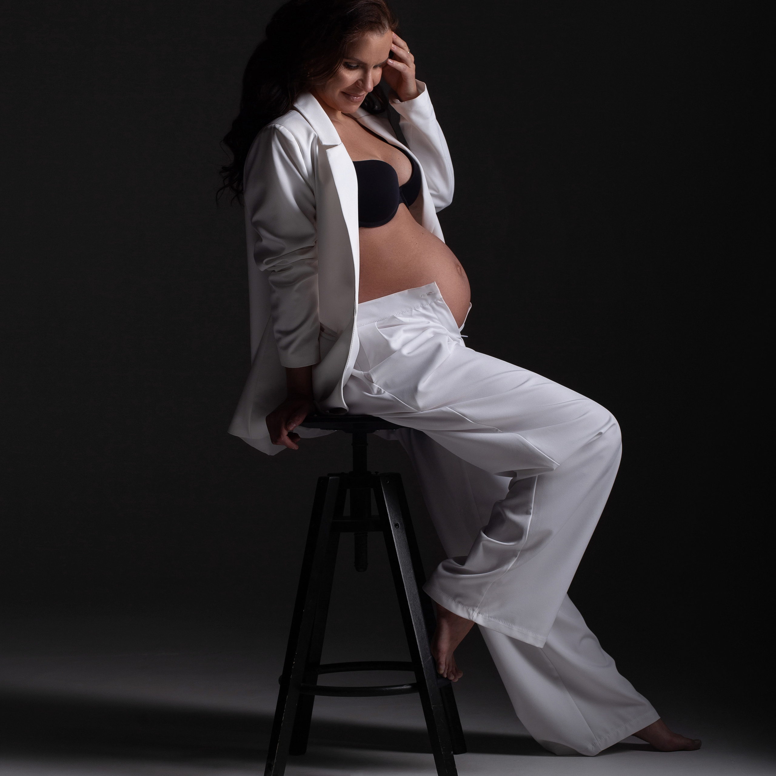 Образ беременной девушки в брючном костюме