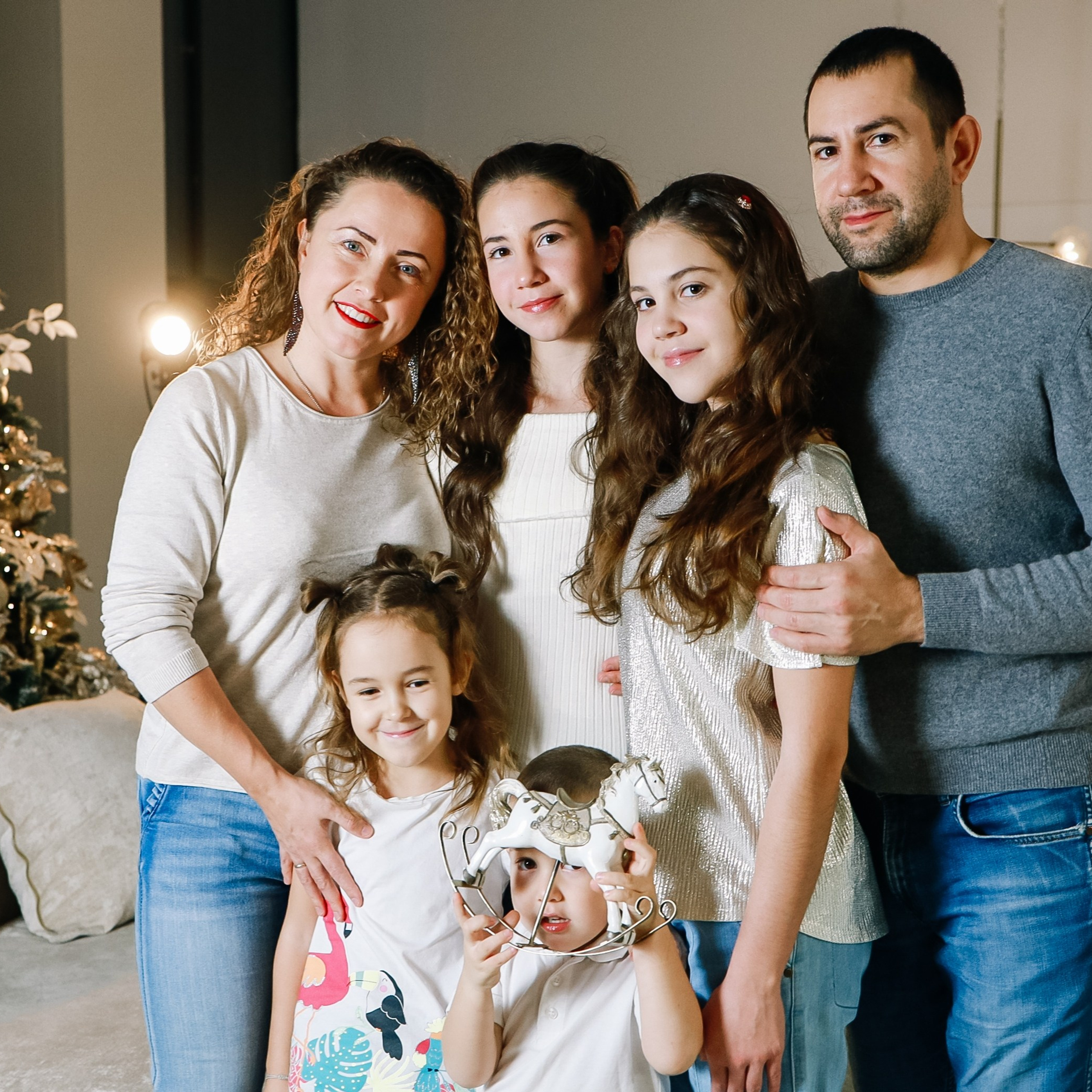 Дружная семья с четырьмя детьми