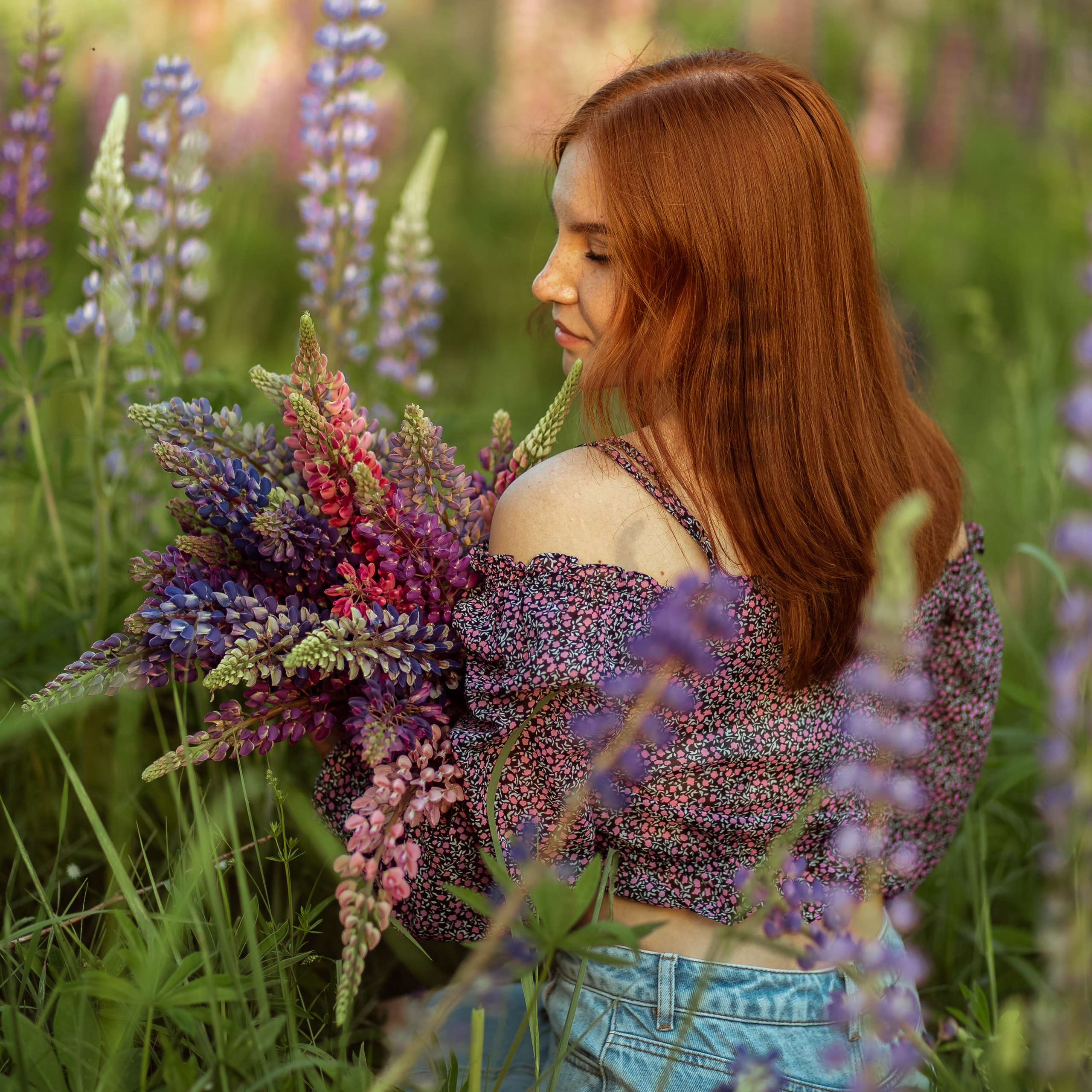 В поле с люпинами). Свадебный и семейный фотограф Можга-Ижевск Ксения Романова