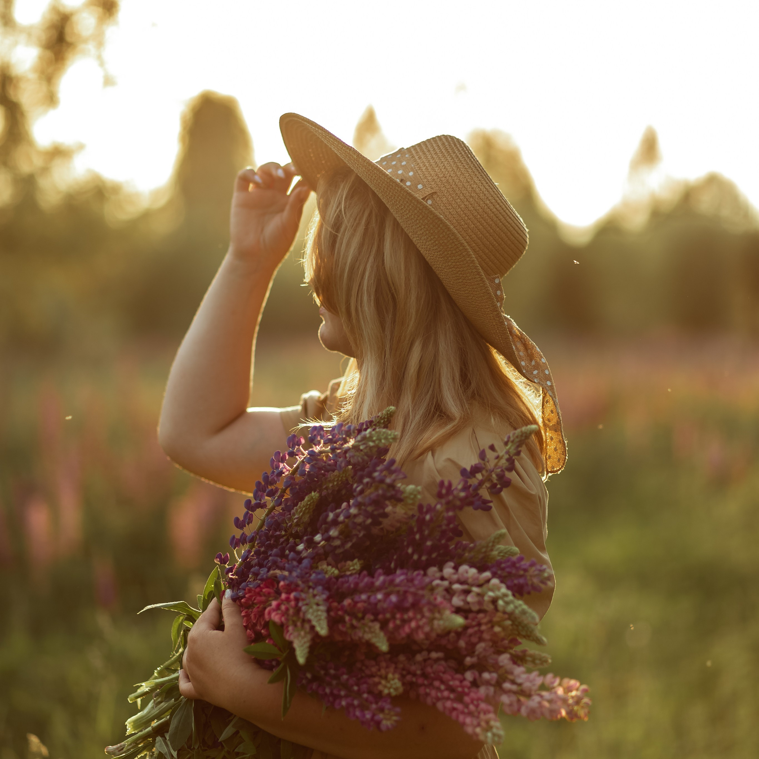 В поле с люпинами). Свадебный и семейный фотограф Можга-Ижевск Ксения Романова