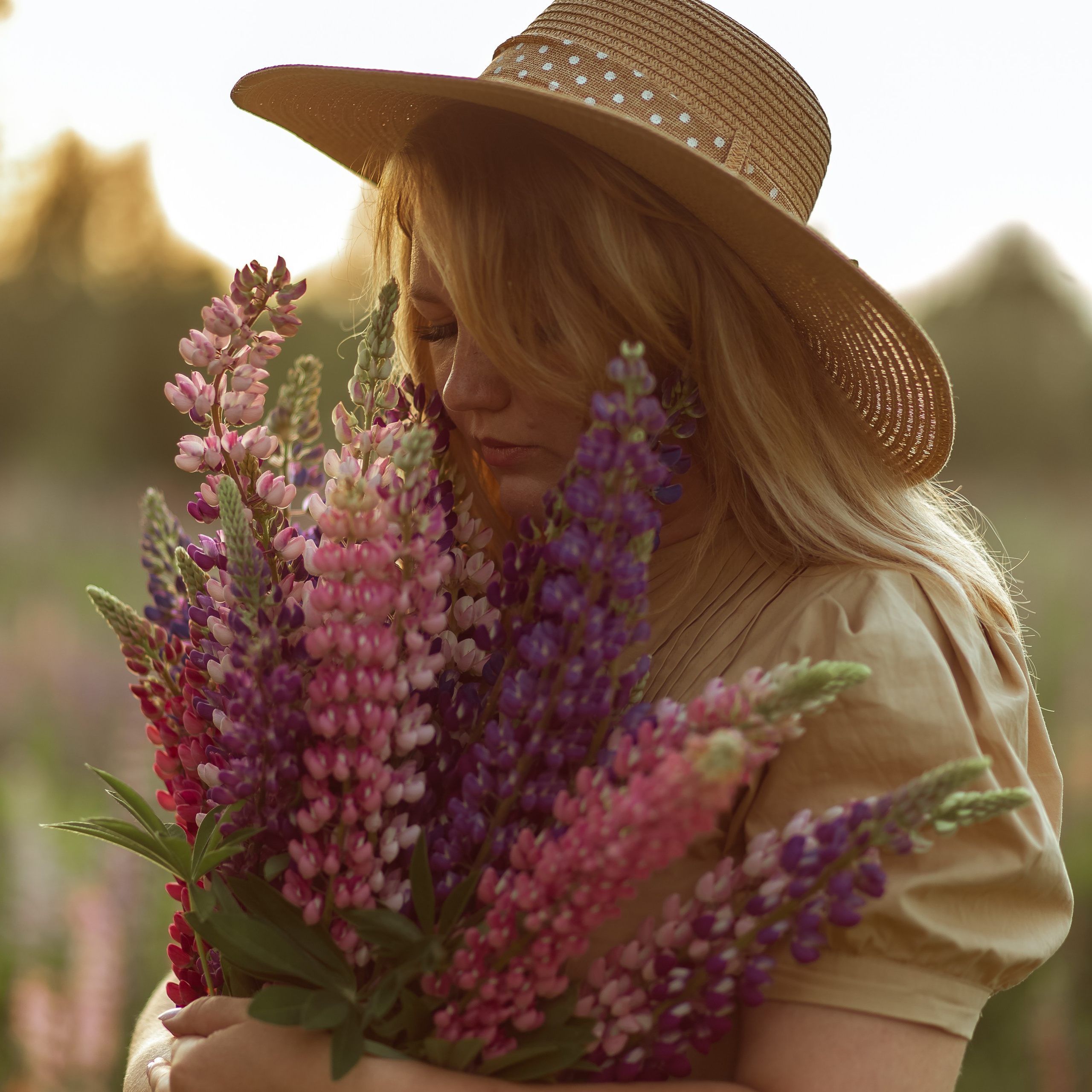 В поле с люпинами). Свадебный и семейный фотограф Можга-Ижевск Ксения Романова