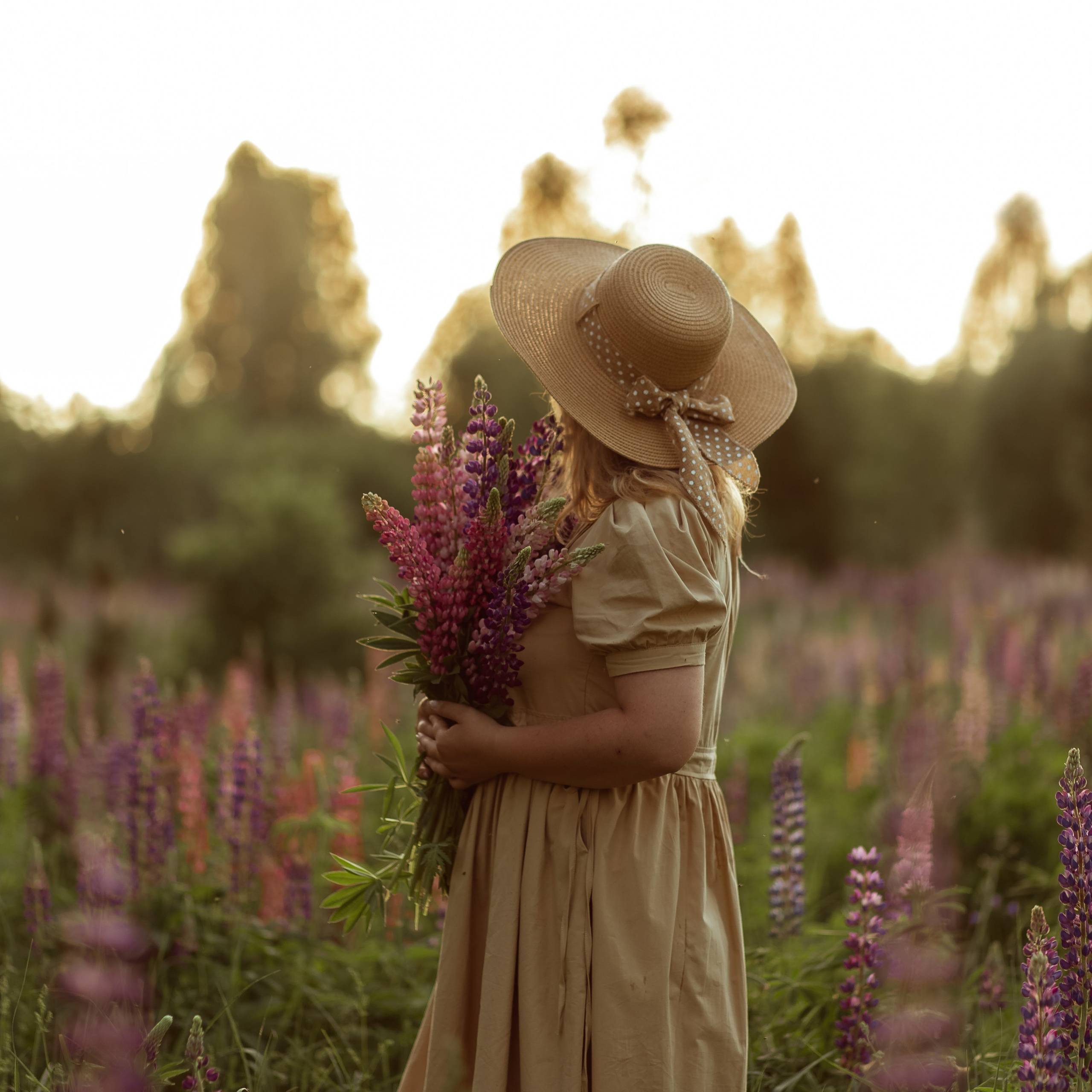 В поле с люпинами). Свадебный и семейный фотограф Можга-Ижевск Ксения Романова