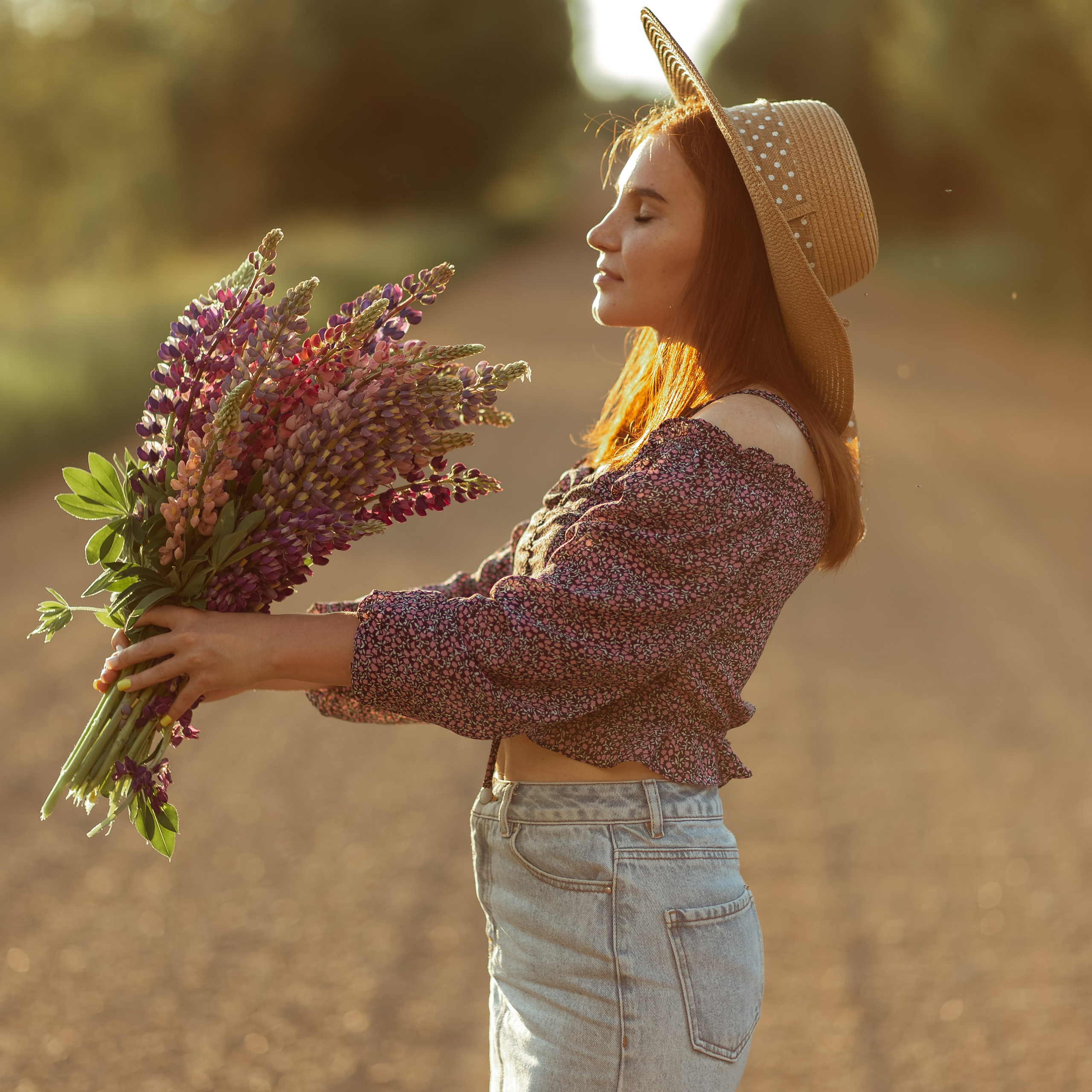 В поле с люпинами). Свадебный и семейный фотограф Можга-Ижевск Ксения Романова