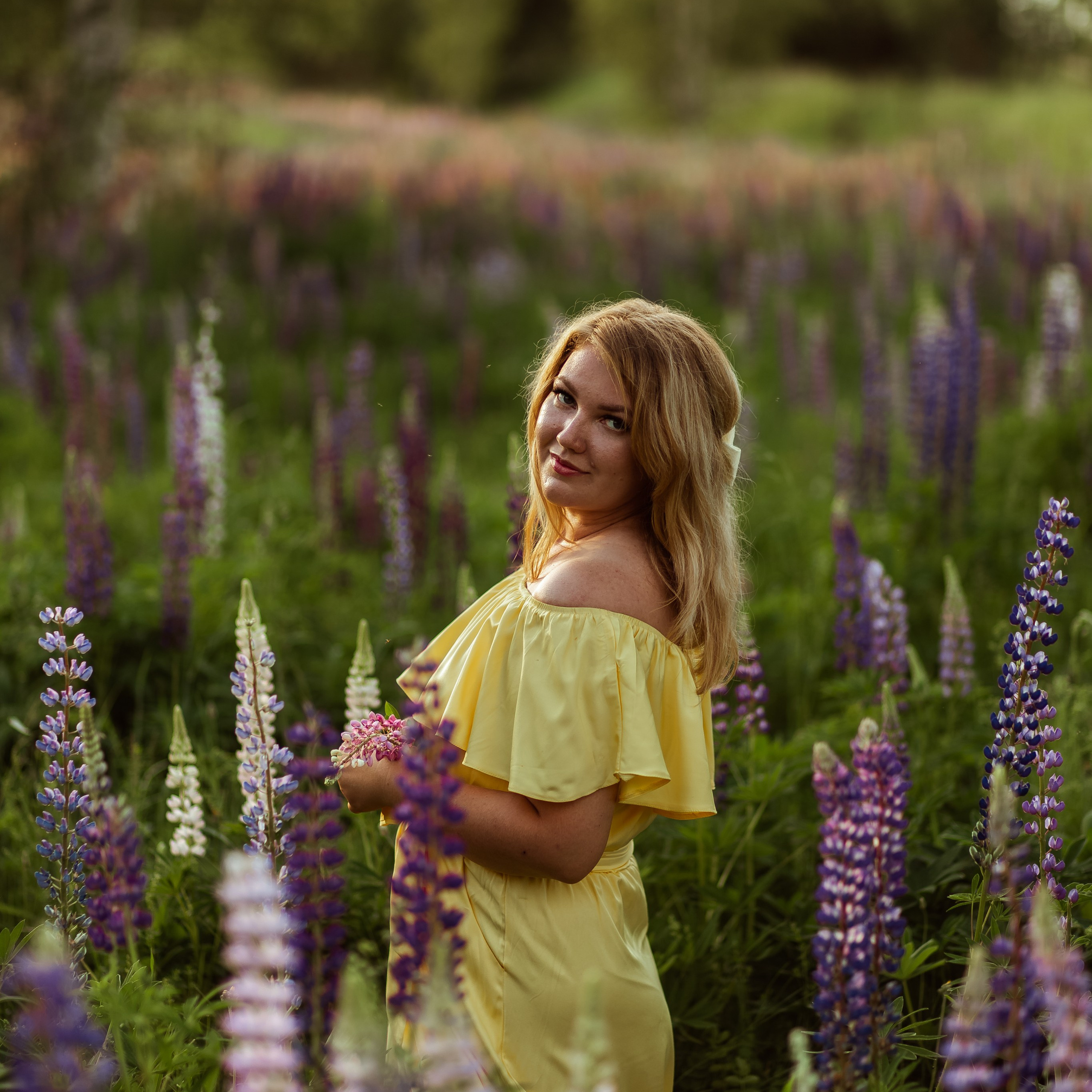 В поле с люпинами). Свадебный и семейный фотограф Можга-Ижевск Ксения Романова