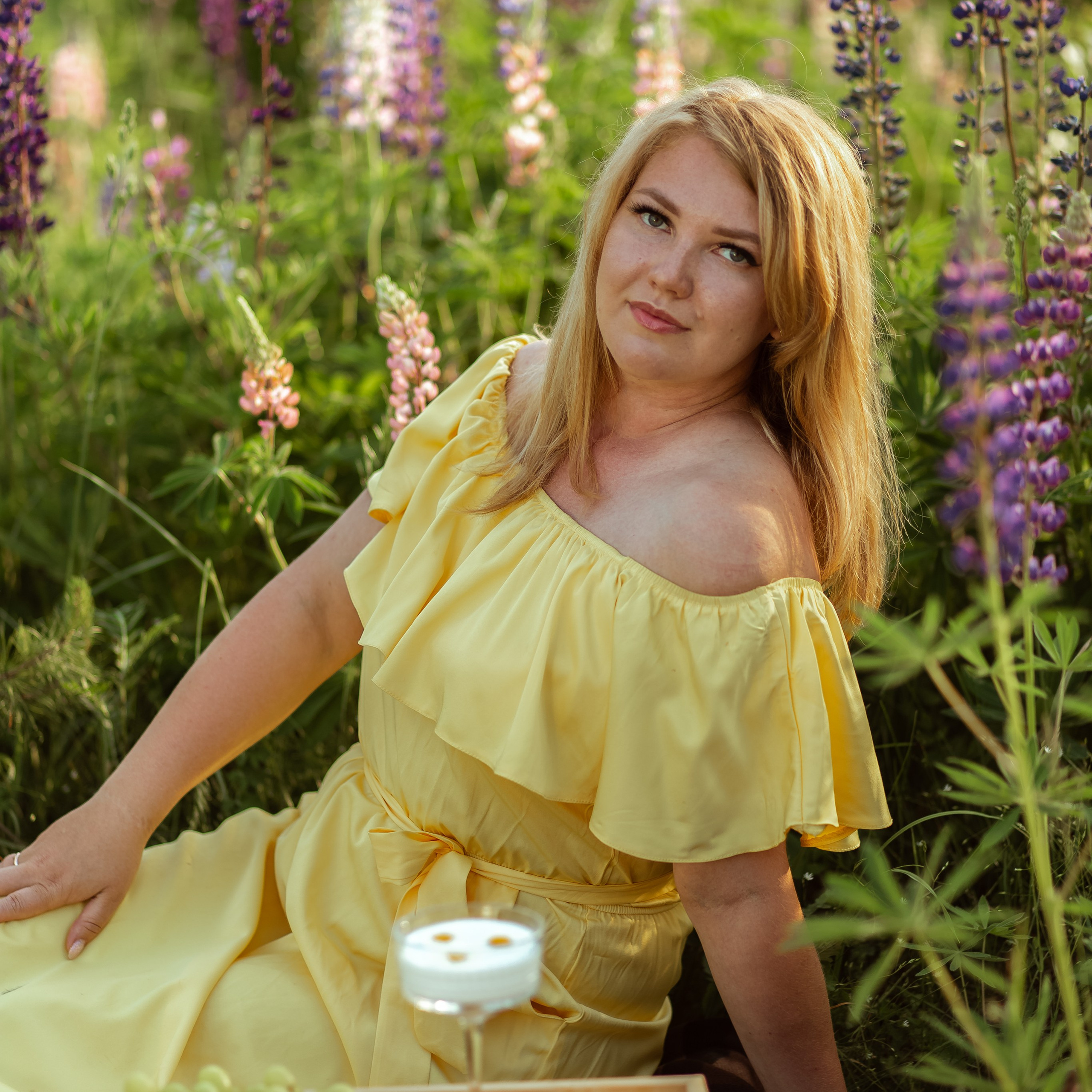 В поле с люпинами). Свадебный и семейный фотограф Можга-Ижевск Ксения Романова