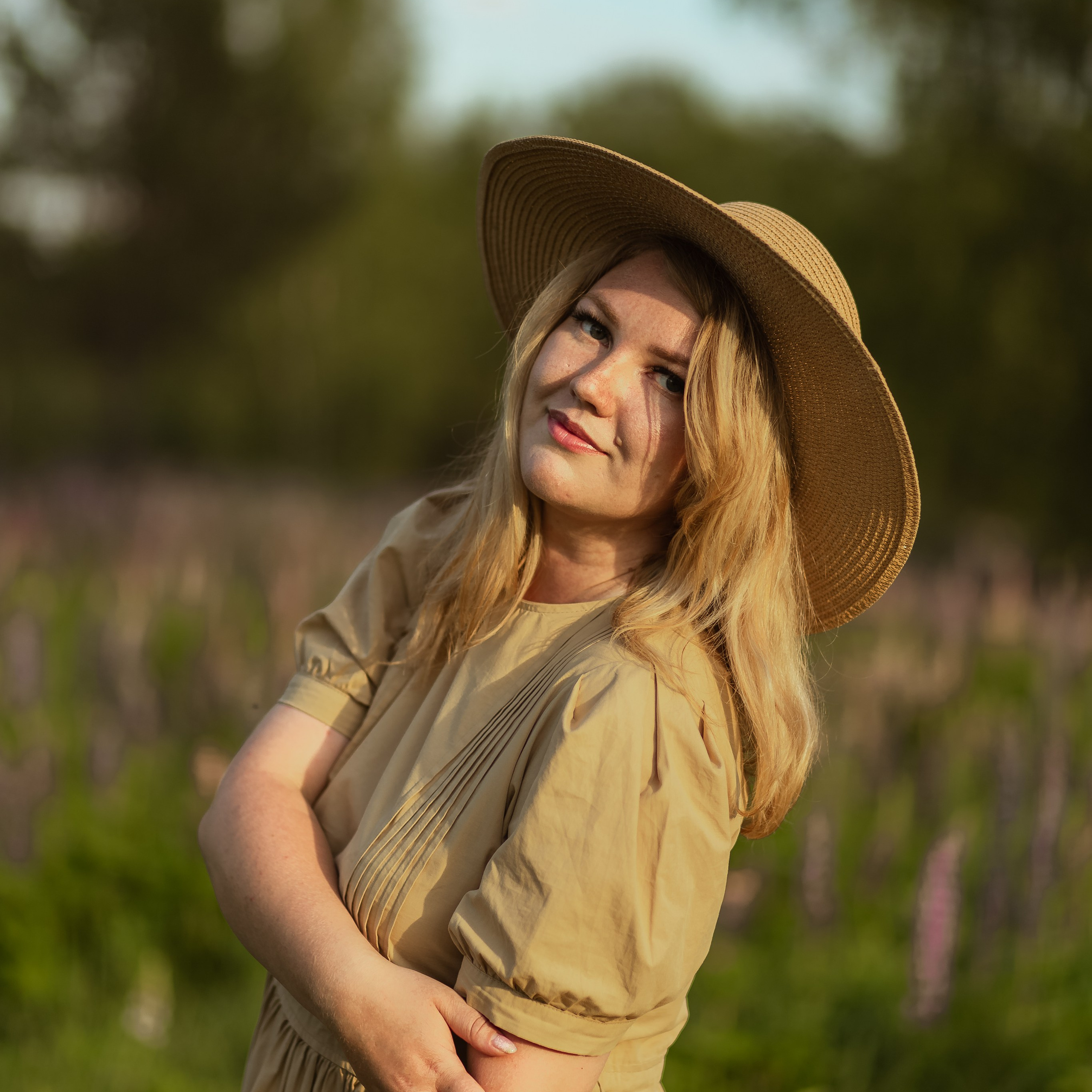 В поле с люпинами). Свадебный и семейный фотограф Можга-Ижевск Ксения Романова