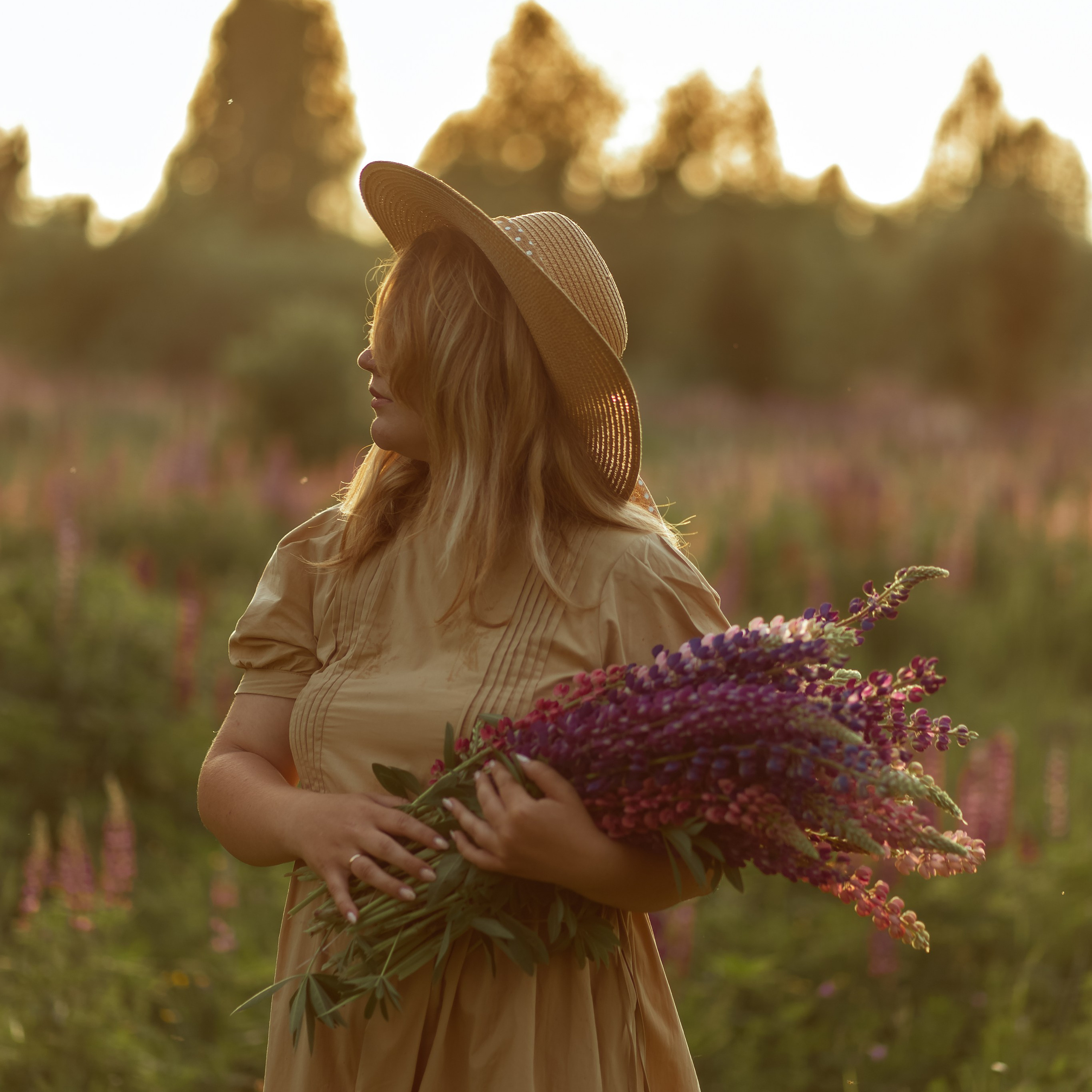 В поле с люпинами). Свадебный и семейный фотограф Можга-Ижевск Ксения Романова