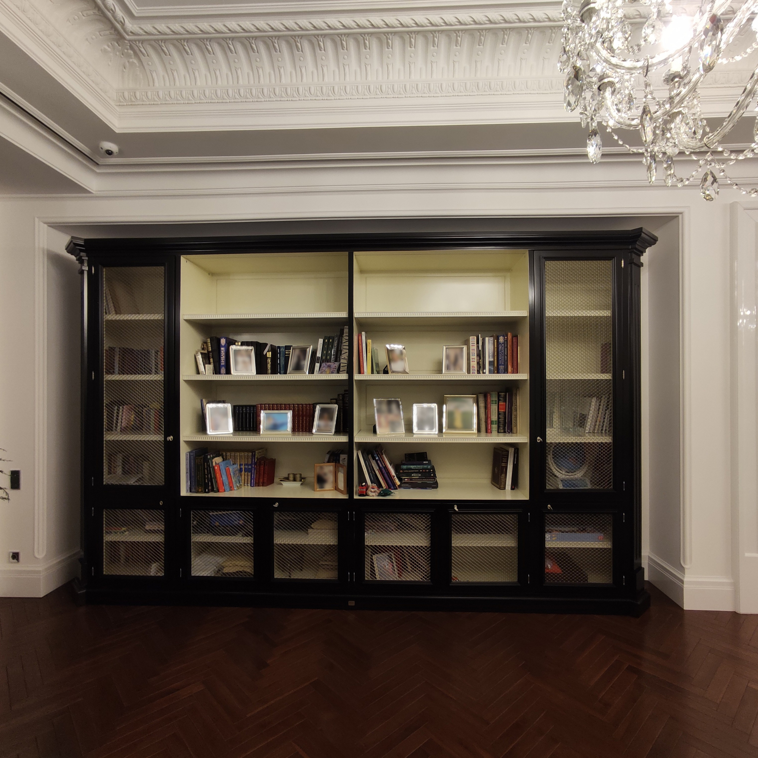 Книжный шкаф