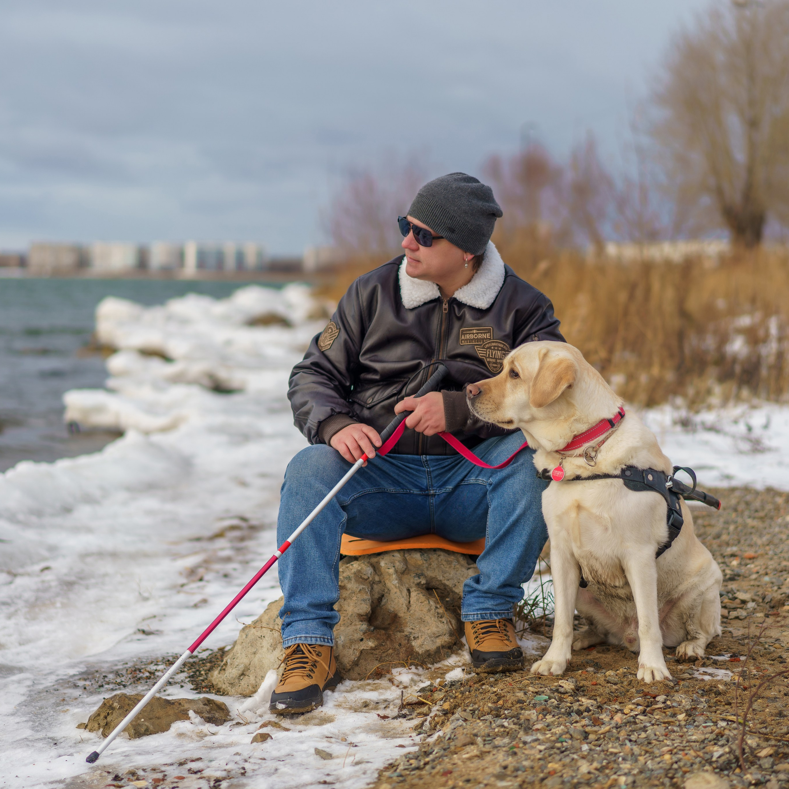 Юрий и собака-поводырь Ямал