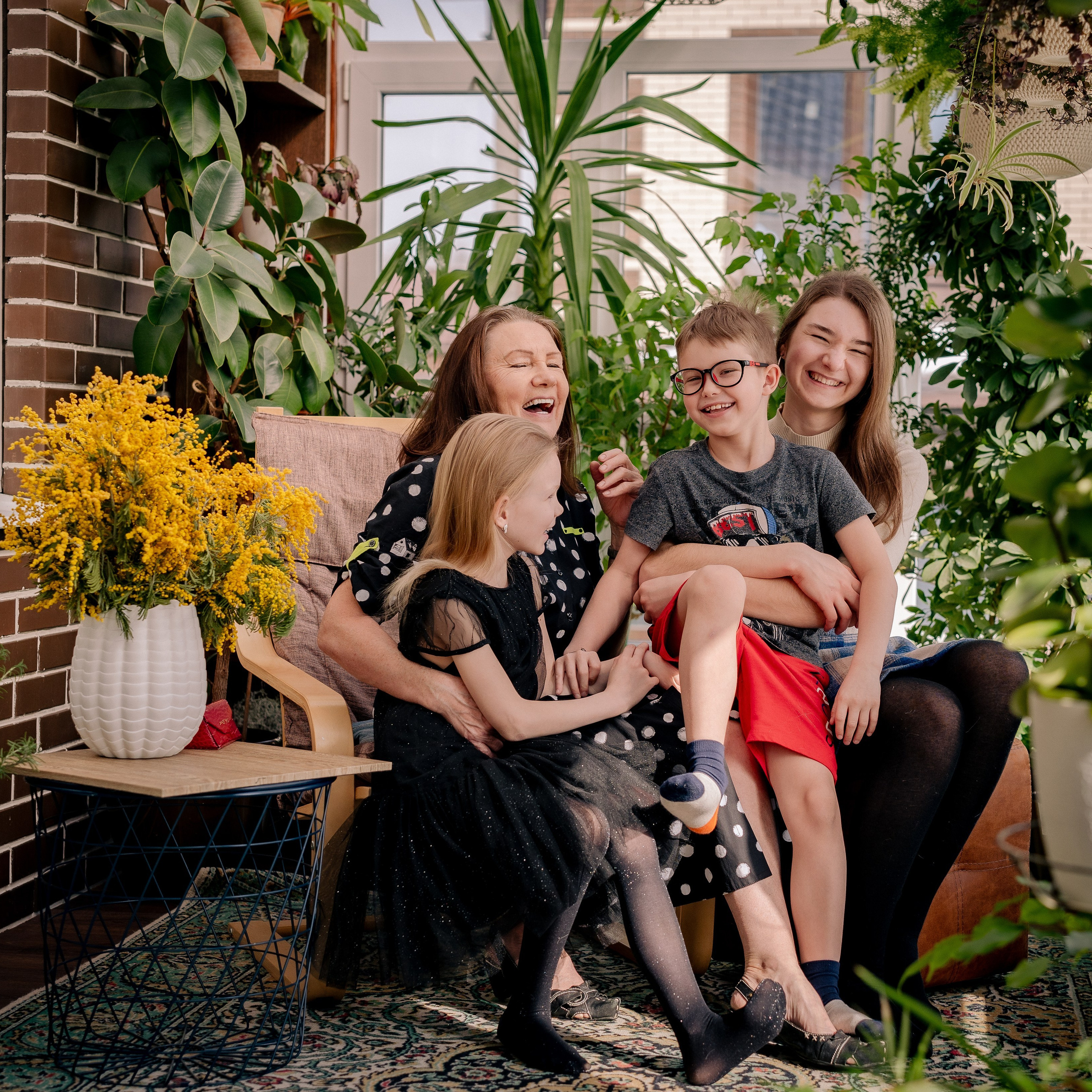 Бабушка с внуками