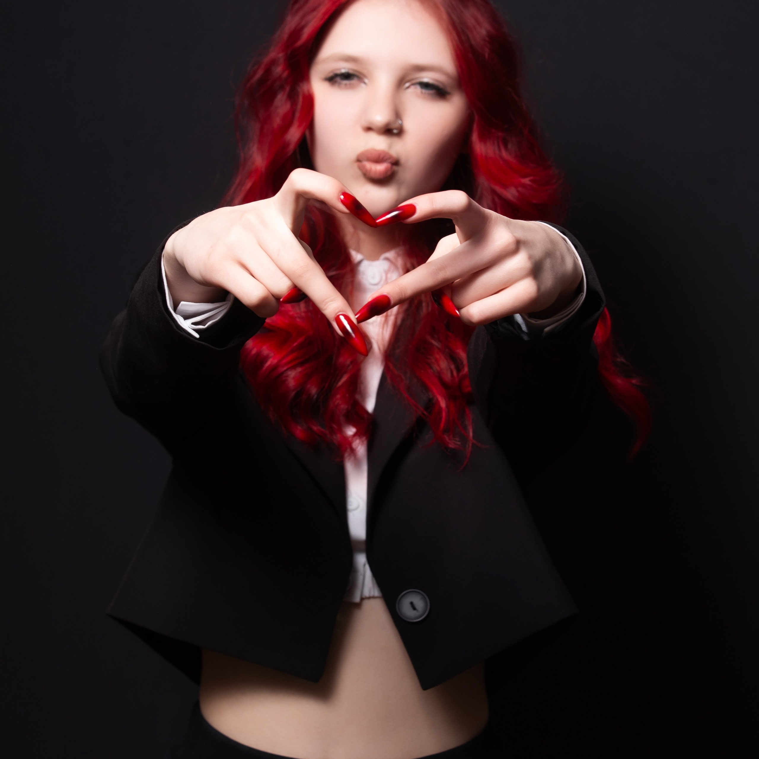 ПОРТРЕТНАЯ ФОТОСЕССИЯ НА ЧЕРНОМ ФОНЕ ДЛЯ 9 КЛАССА