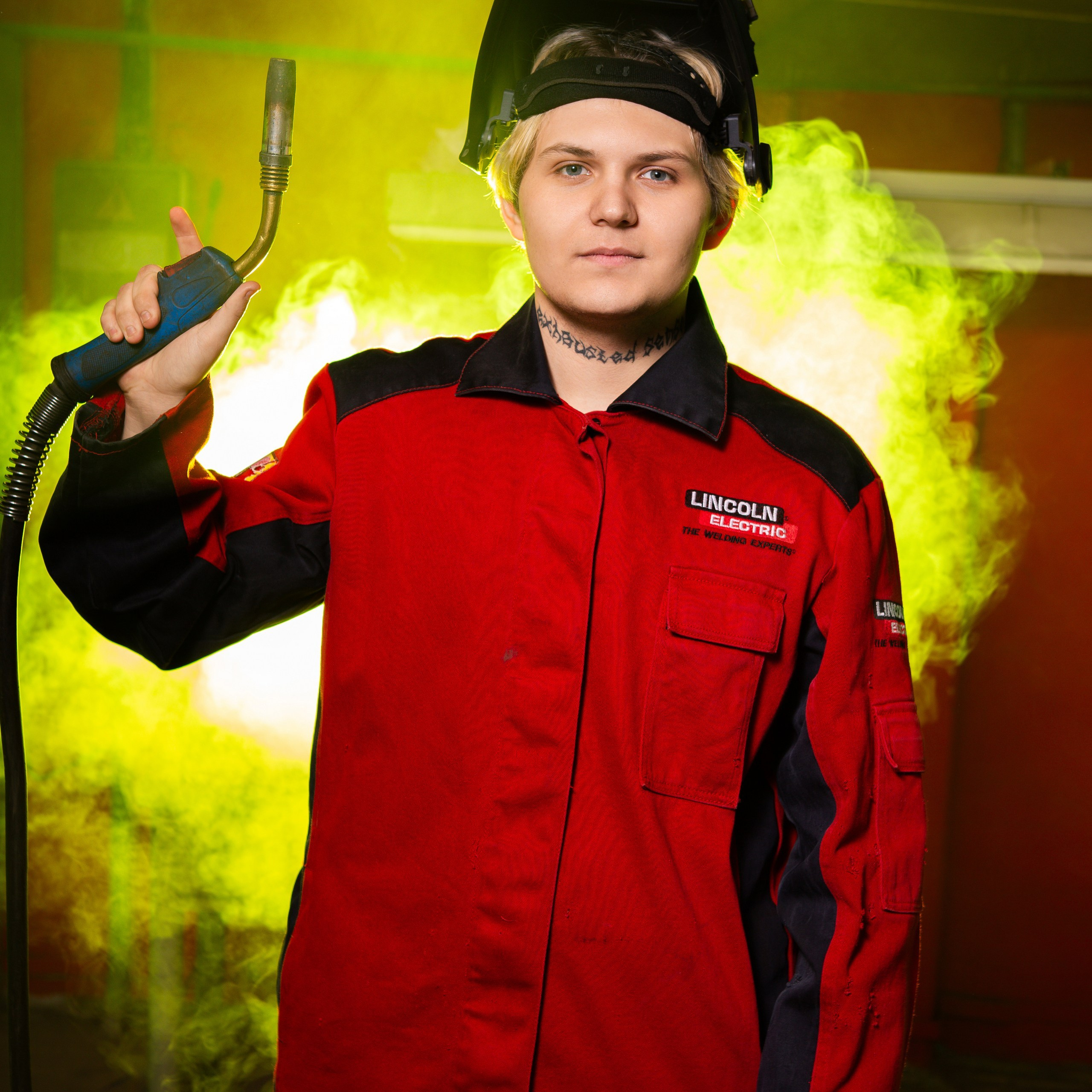 ПОРТРЕТНАЯ ФОТОСЕССИЯ В ЦЕХУ ДЛЯ ВЫПУСКНИКОВ СВАРОЧНОГО ПРОИЗВОДСТВА