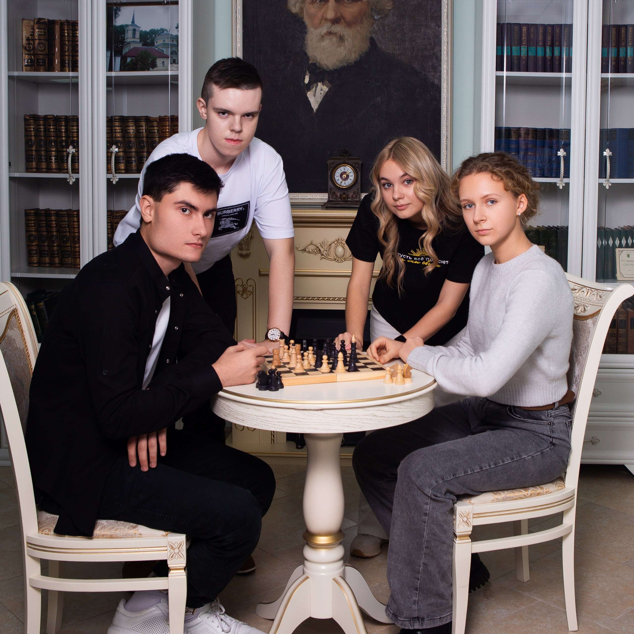 ФОТОСЕССИЯ В БИБЛИОТЕКЕ ДЛЯ 11 КЛАССОВ -2