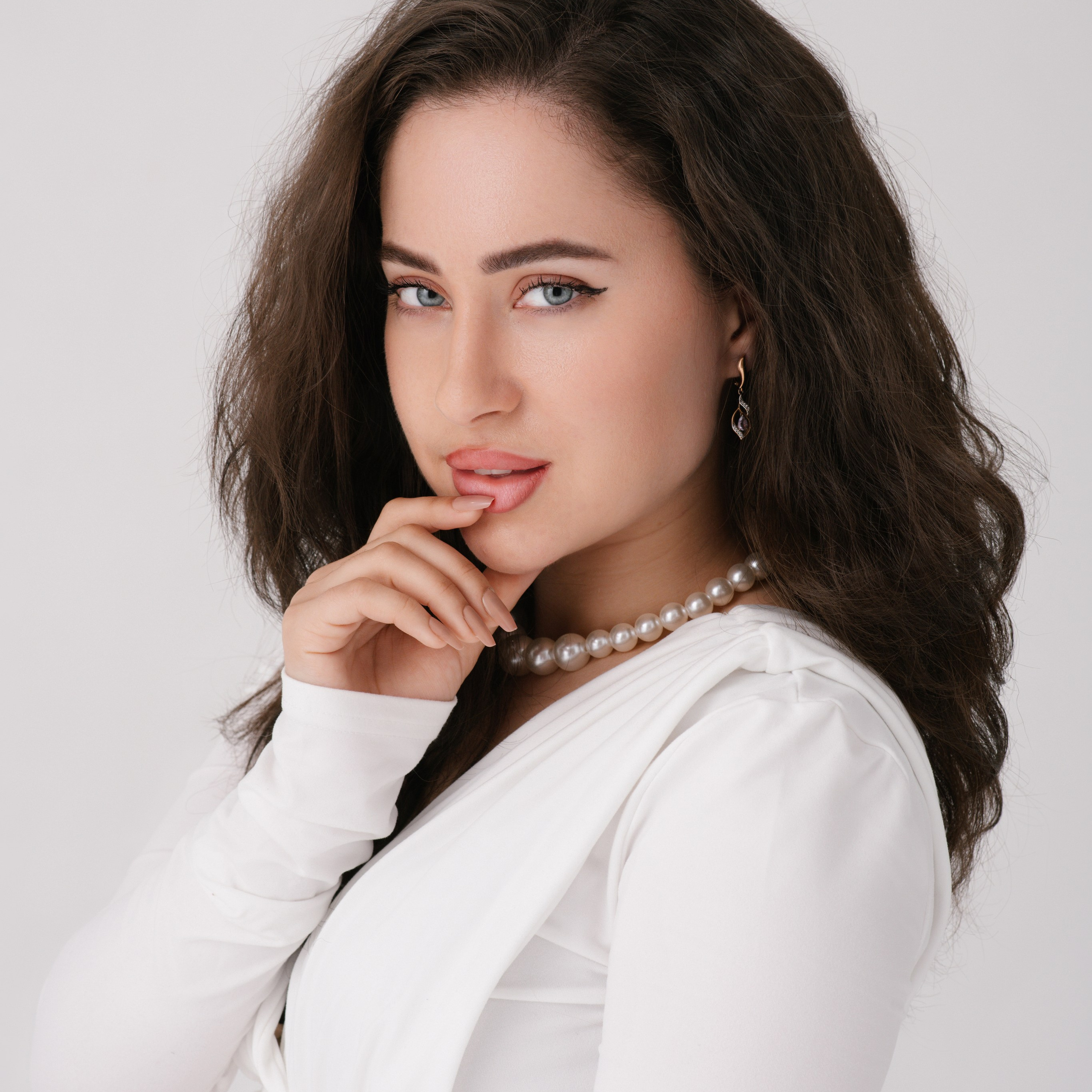 «Девушка в&nbsp;белом: между Москвой и&nbsp;Дубаем»