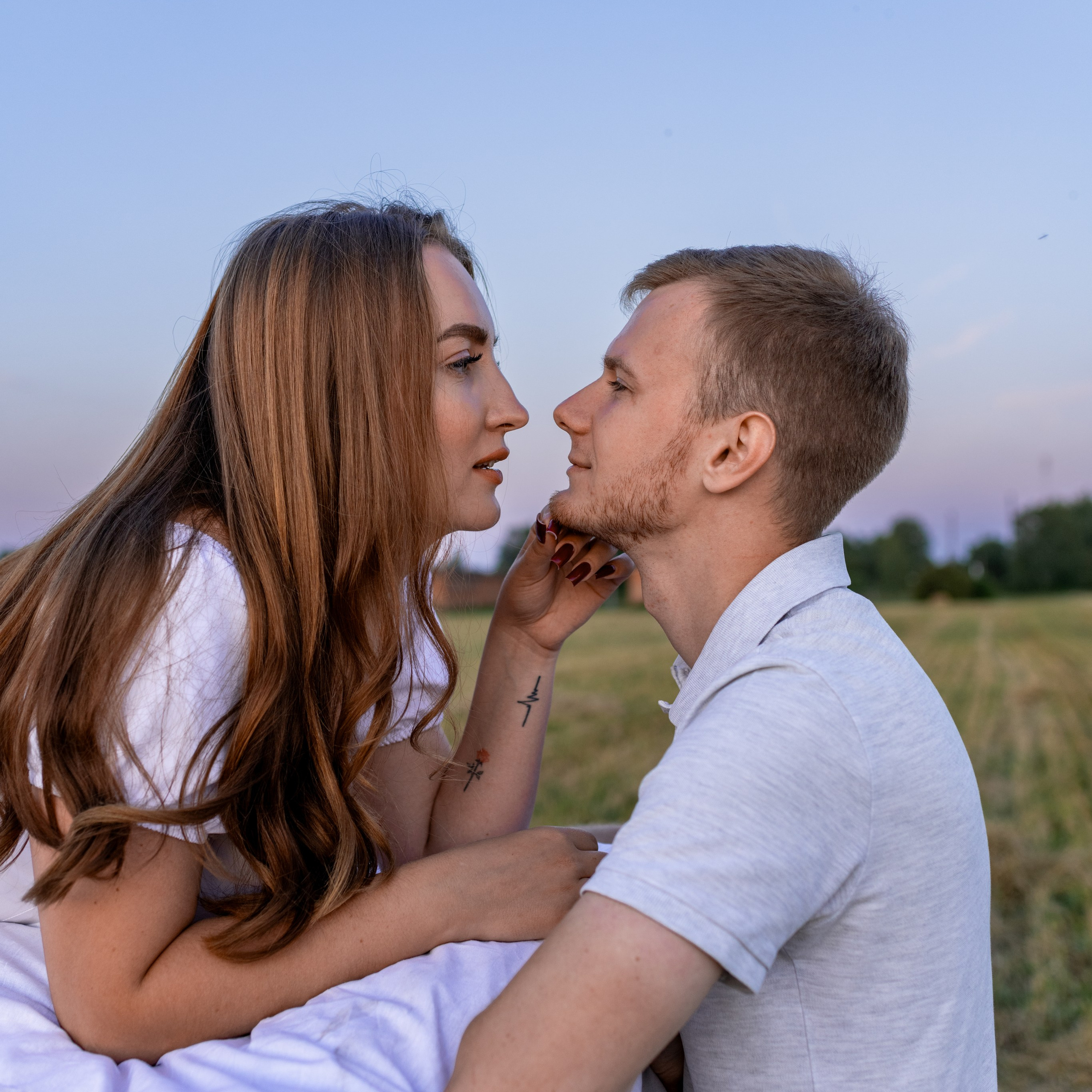 Алена + Алексей в&nbsp;поле с&nbsp;тюками