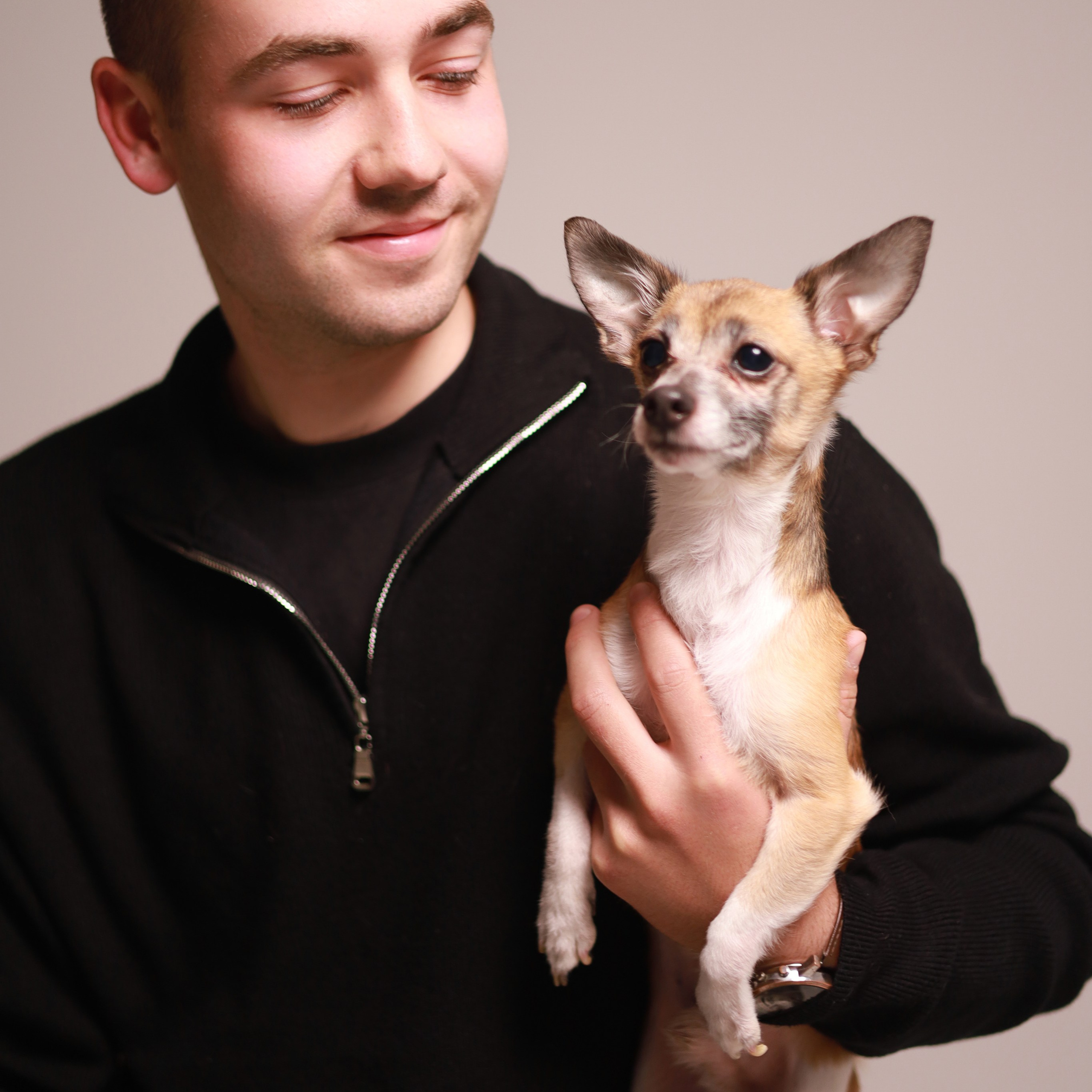 Фотосессия студийная парень с&nbsp;собачкой