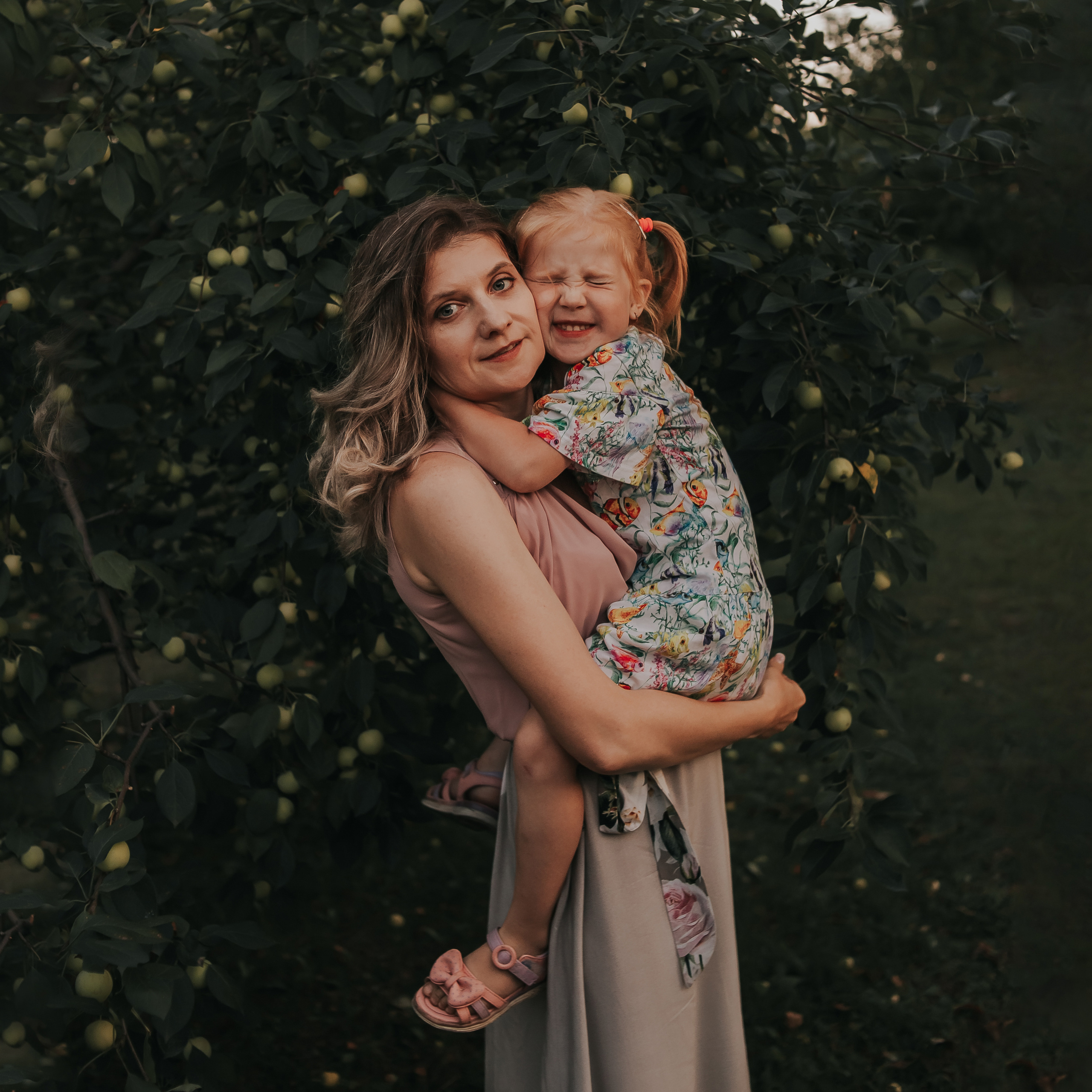 Маргарита и Мирослава. Пикник в саду.