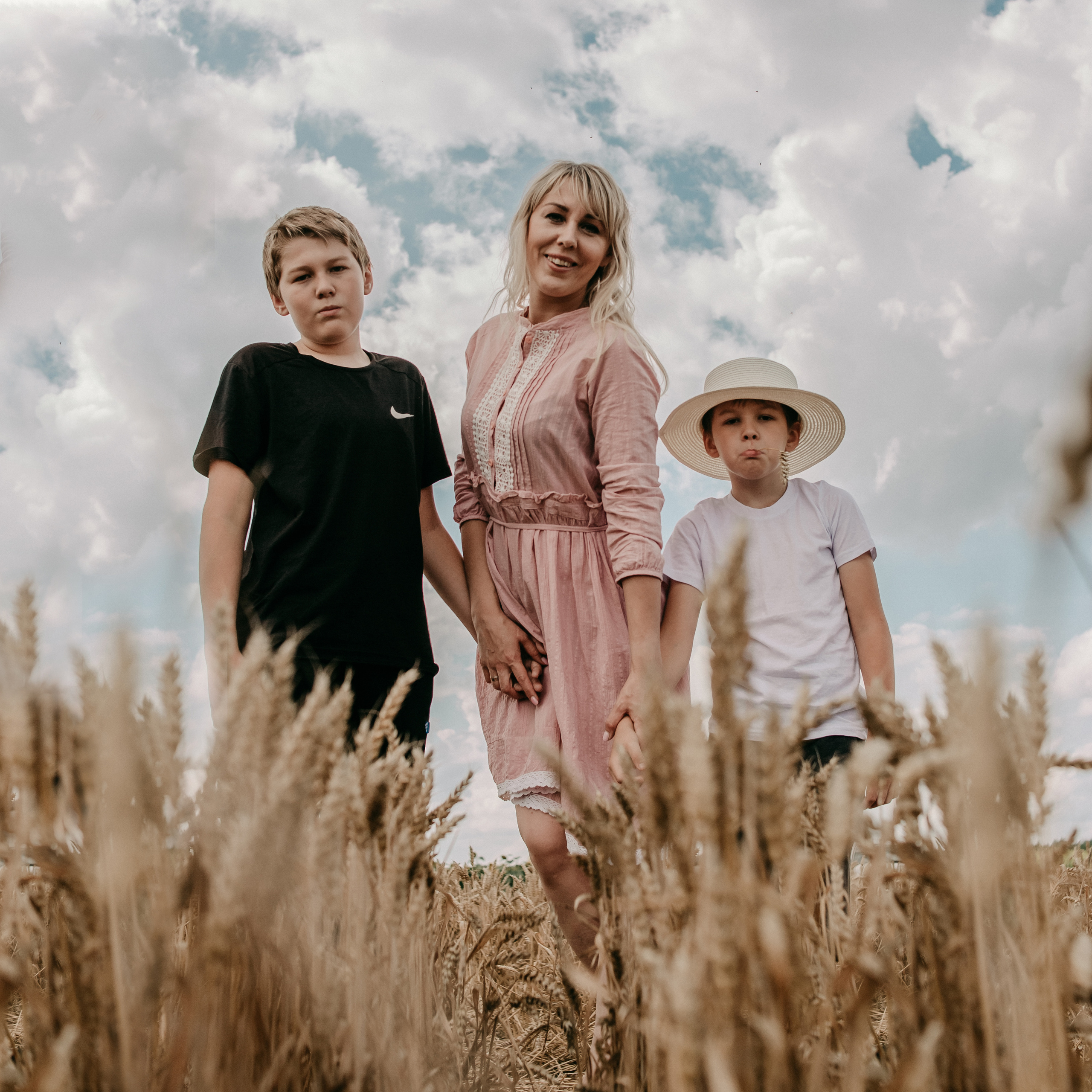 Прогулка в поле. Светлана, Матвей, Захар.