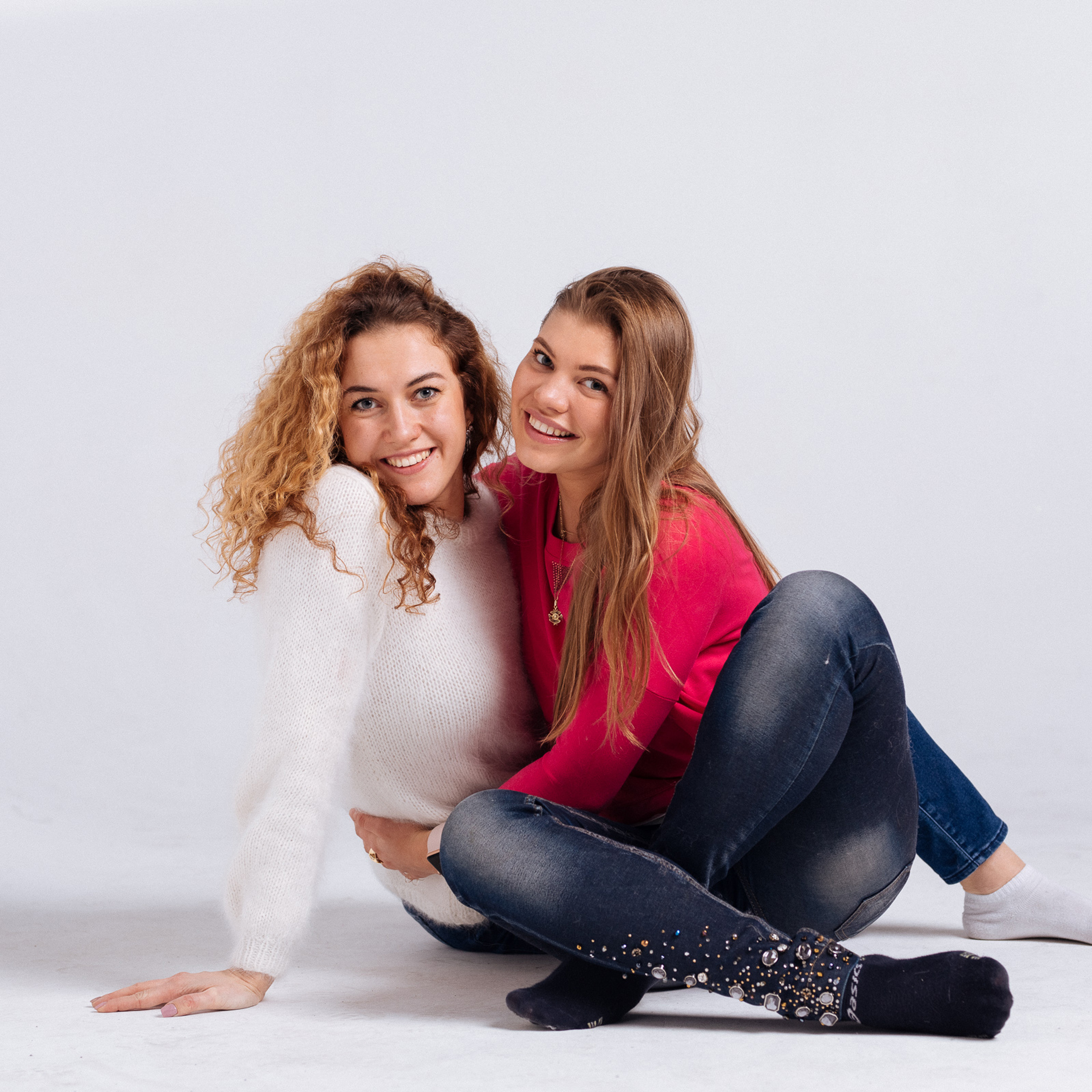 Две очень веселые подруги