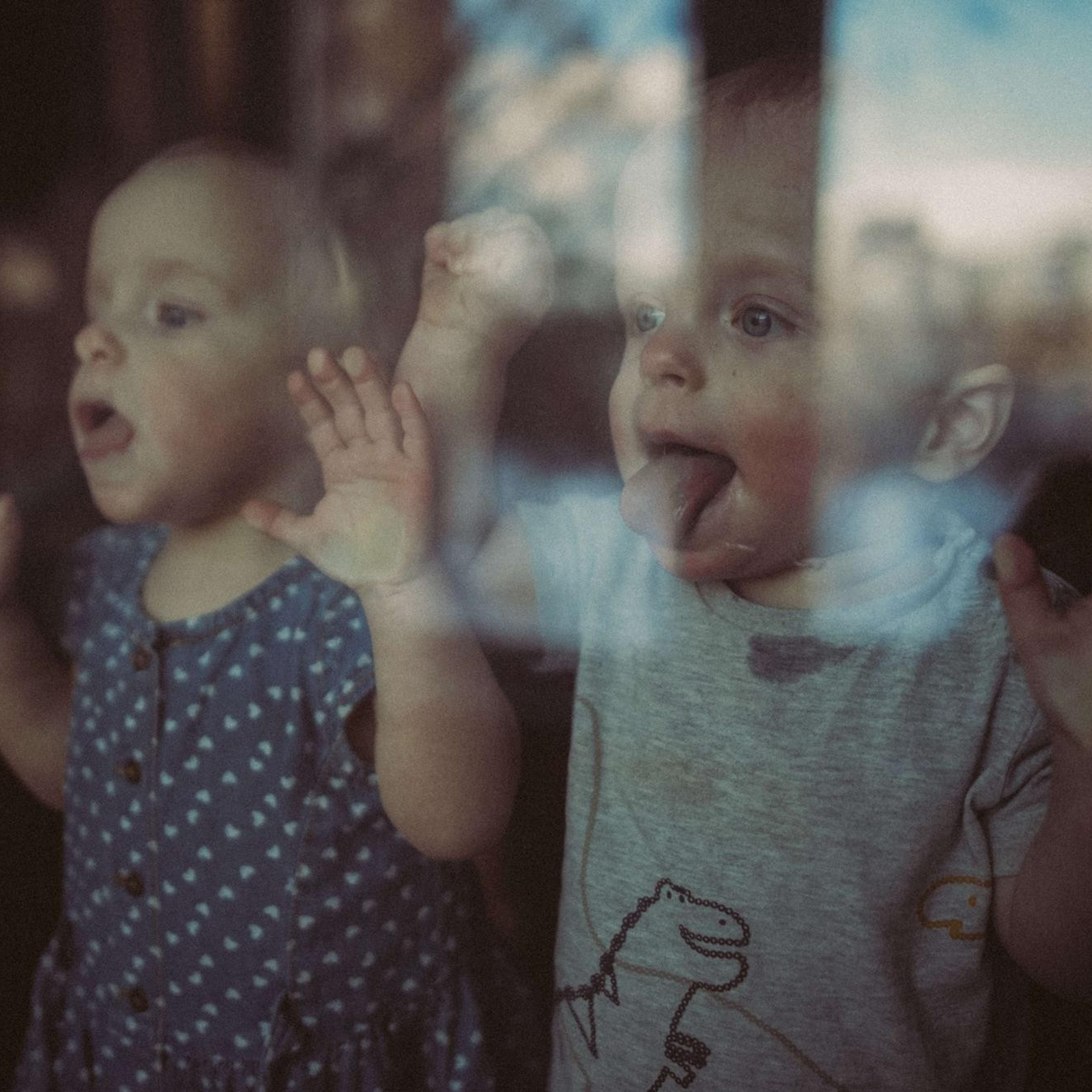 Двойняшки Леня и Ася с бабушкой