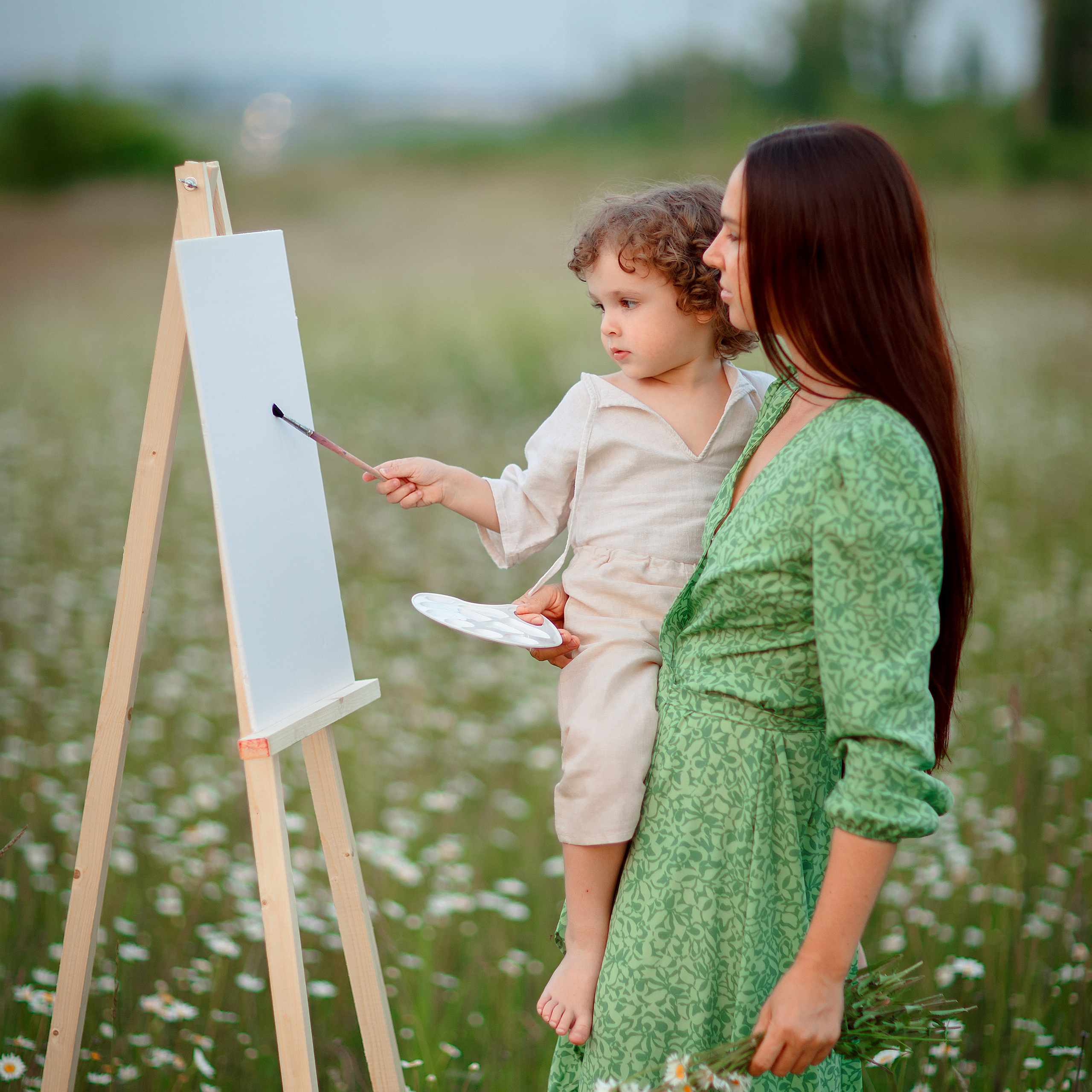 Я и младший сын в ромашках