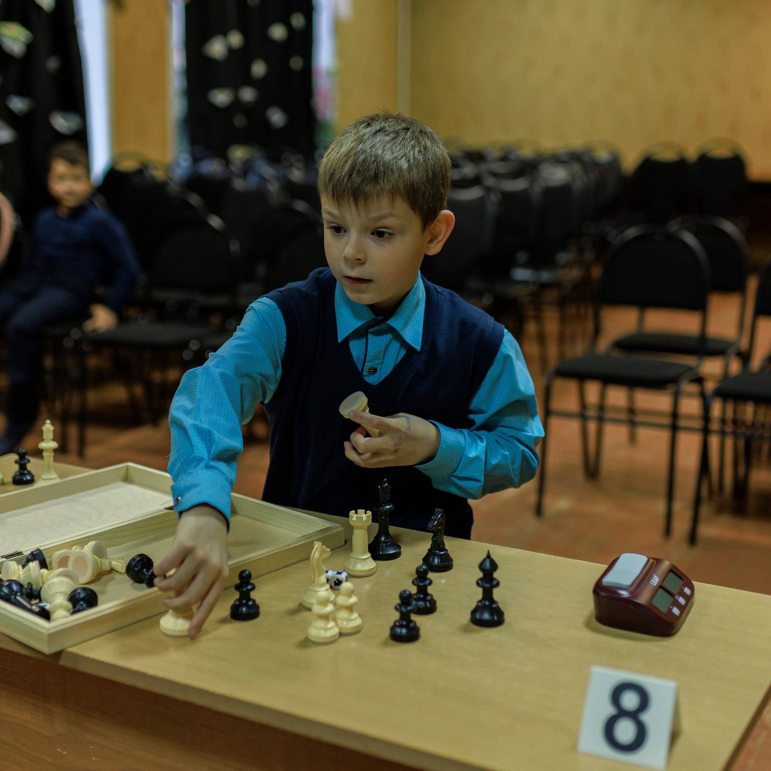 Репортажная сьёмка игры в шахматы в детском доме