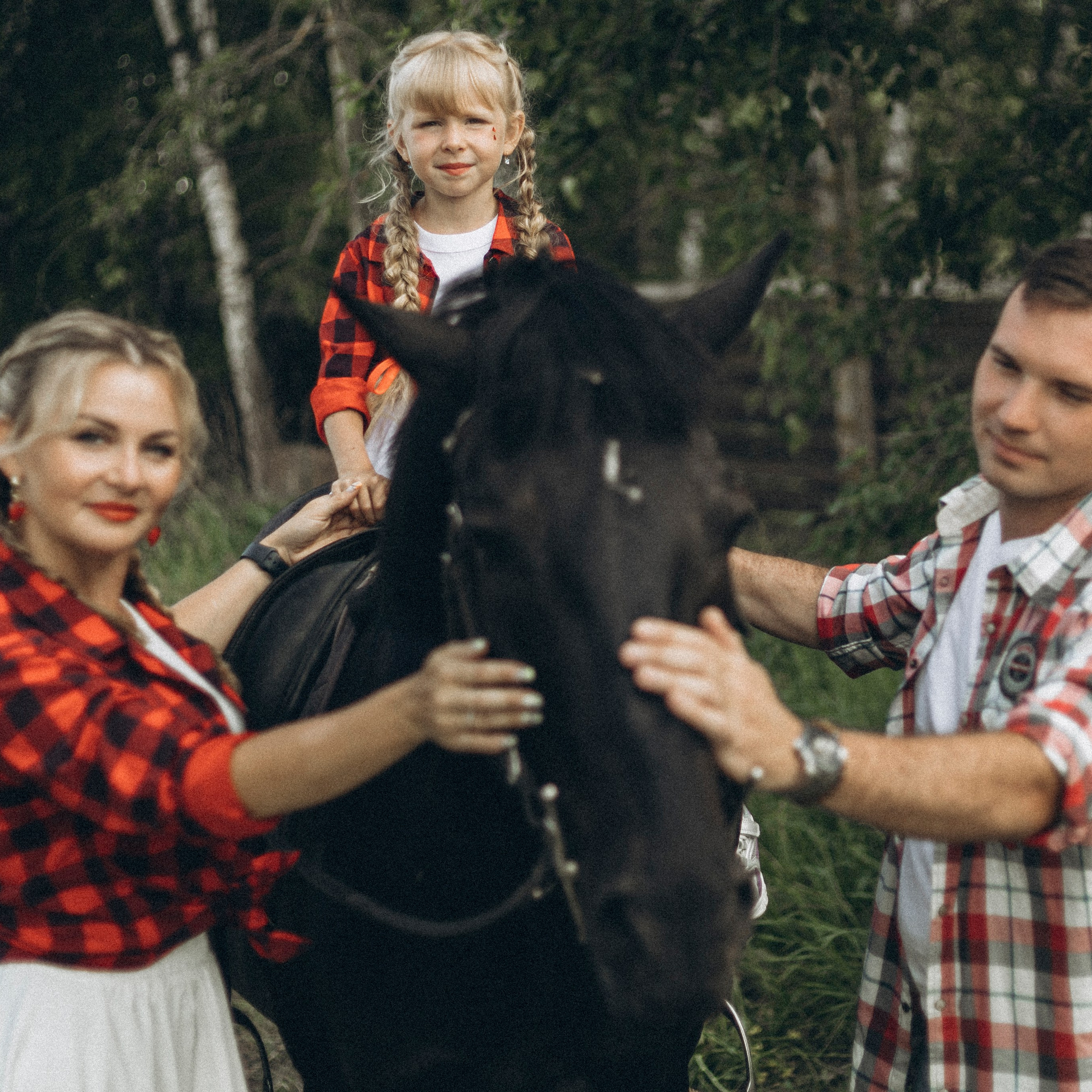 семейная прогулка с лошадкой