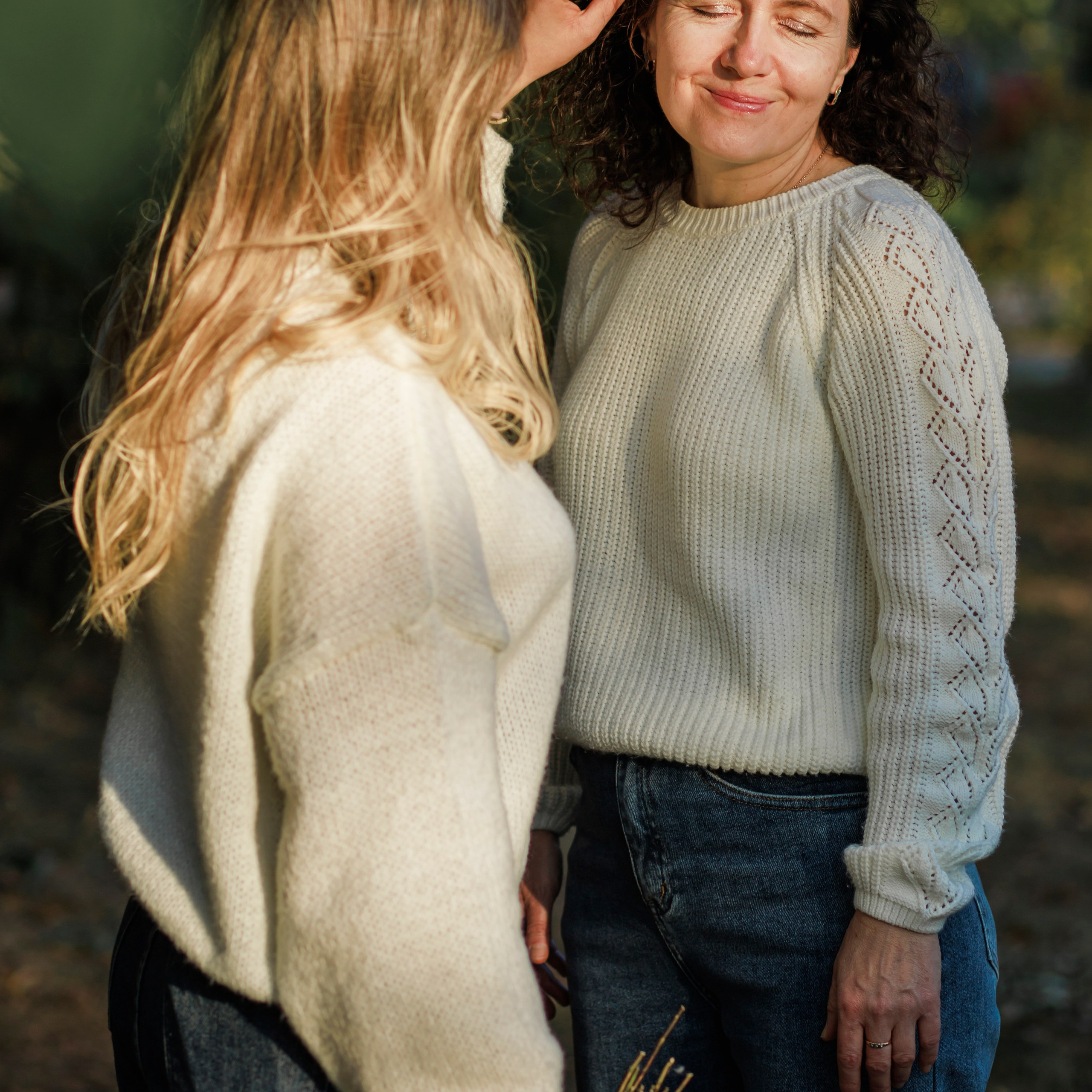 Прогулка мамы и дочери