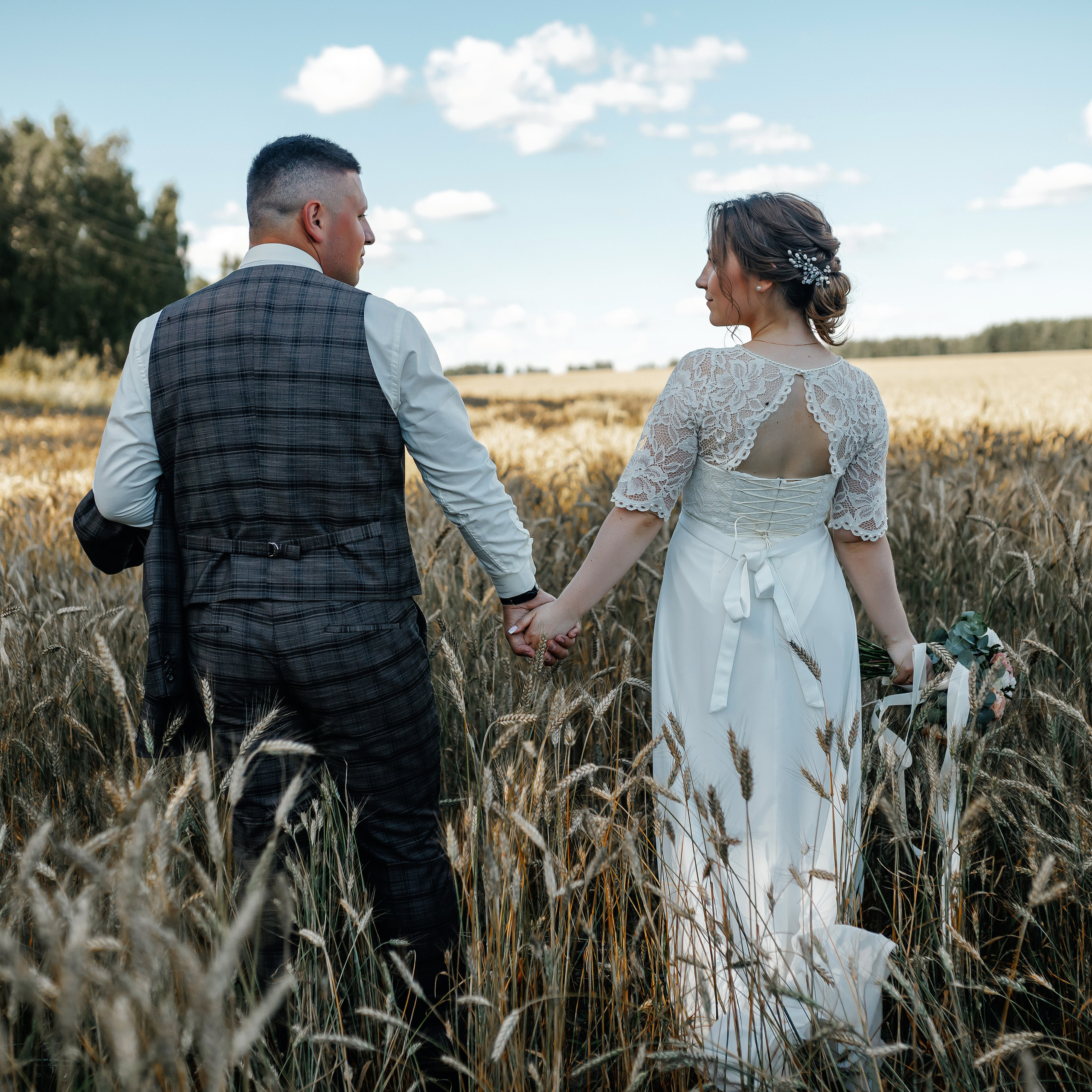 Свадебная прогулка в поле