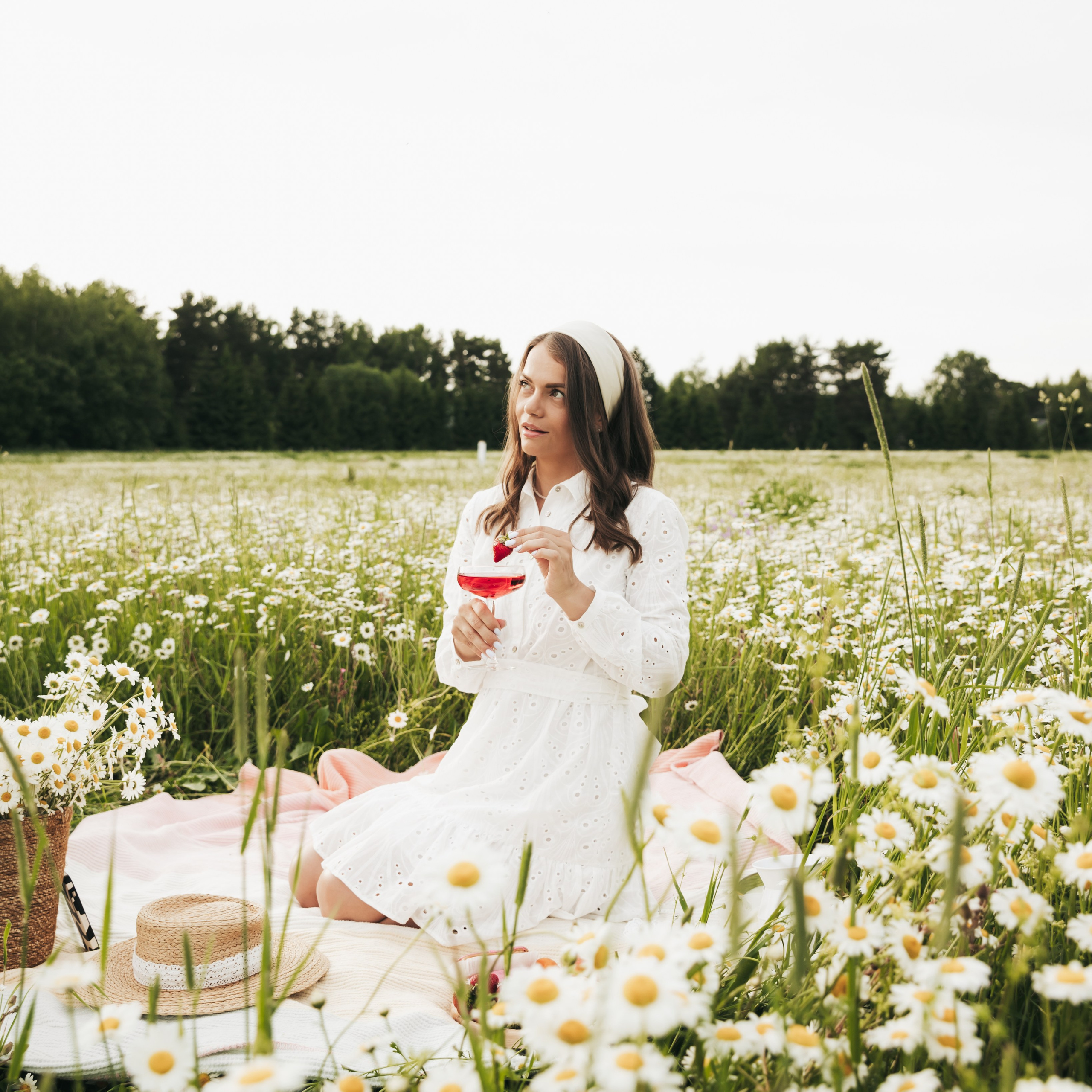 Фотосессия в поле с ромашками