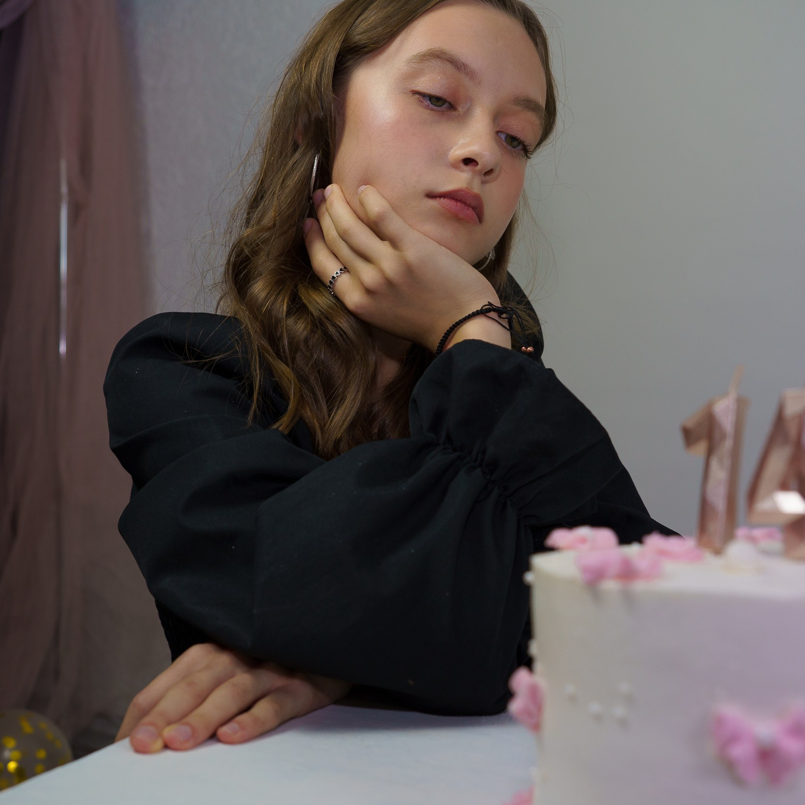 Юная девушка, модель, фотосессия в день рождения
