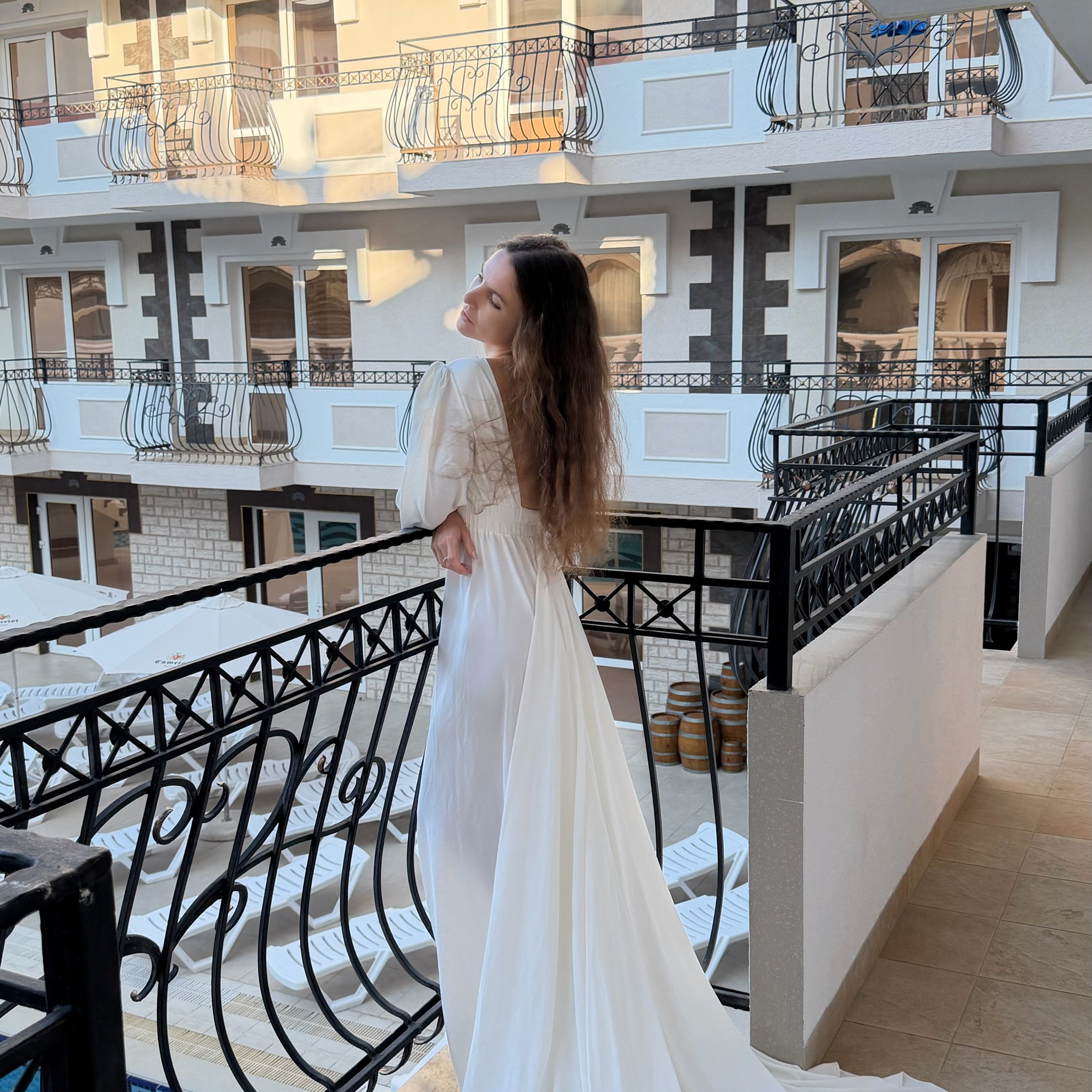 Белое с&nbsp;открытой спиной